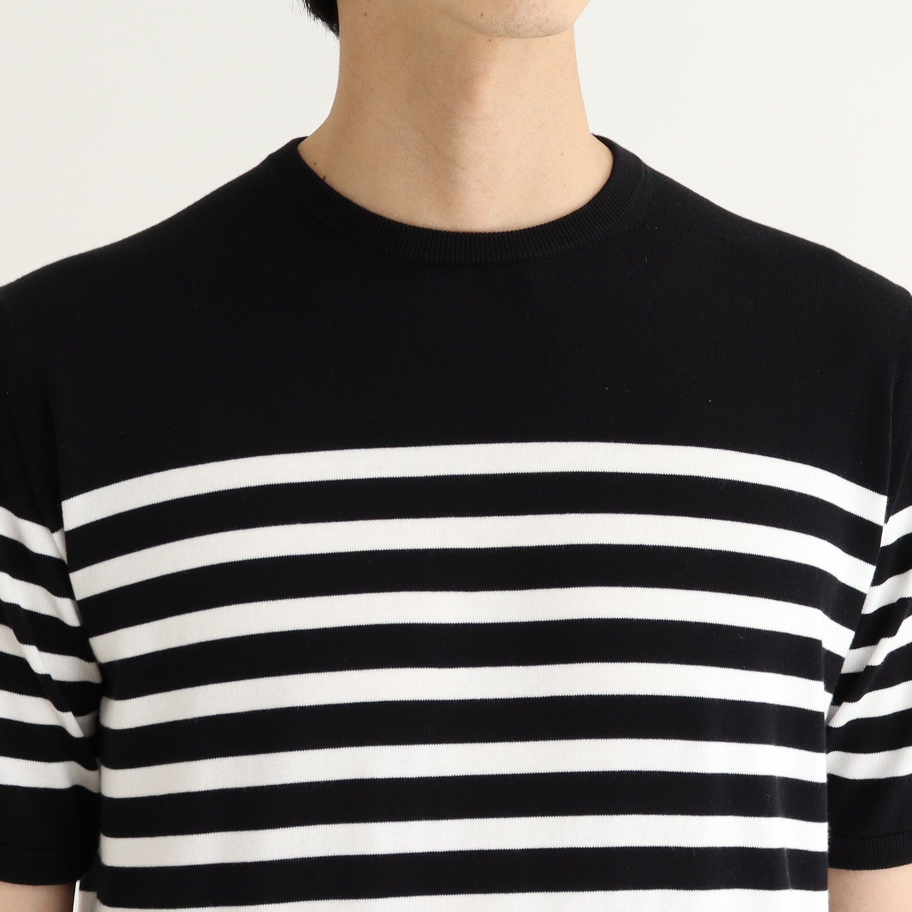 スビンプラチナムボーダーニットブラックホワイトの首まわりを写したメンズ着用画像