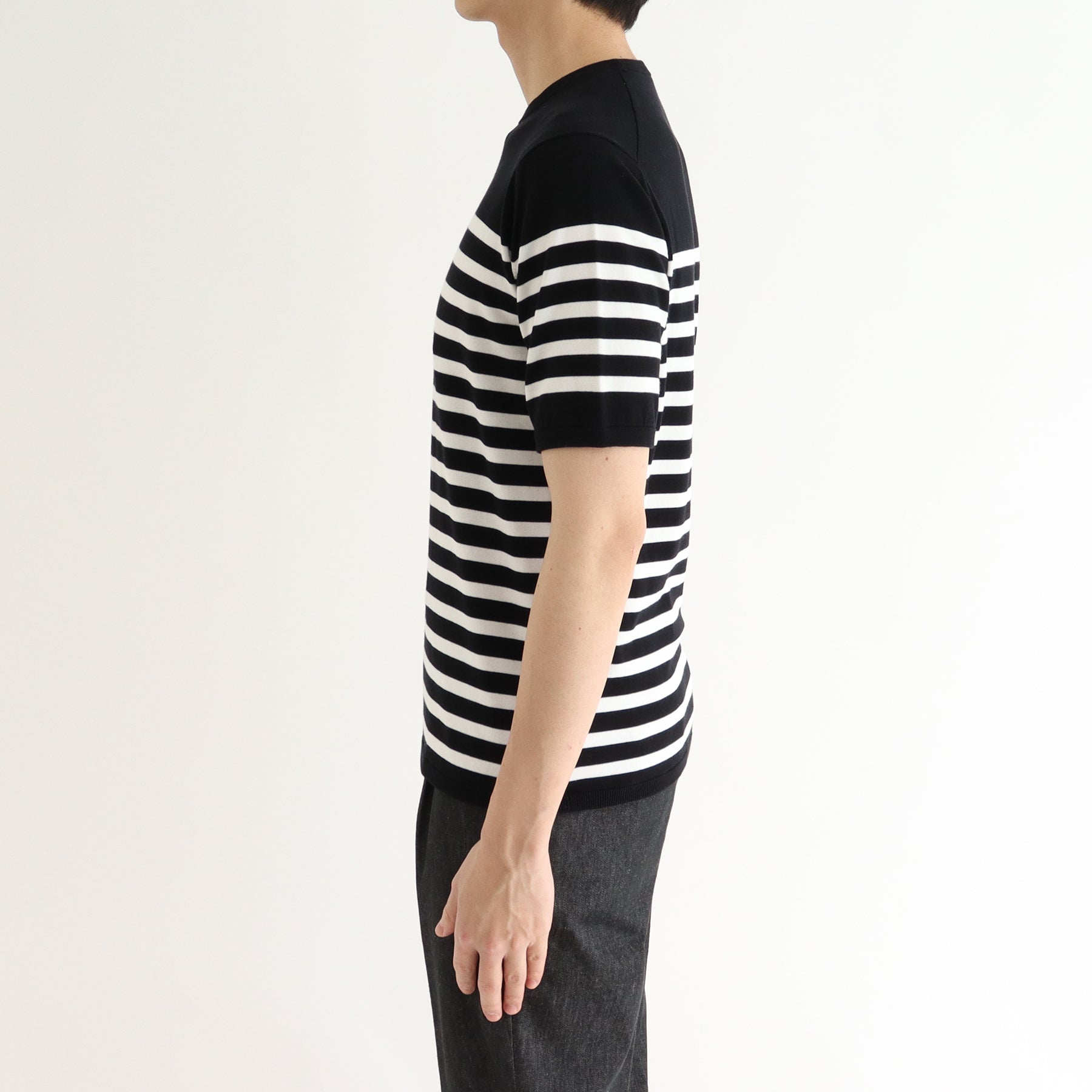 スビンプラチナムボーダーニットブラックホワイトの側面を写したメンズ着用画像