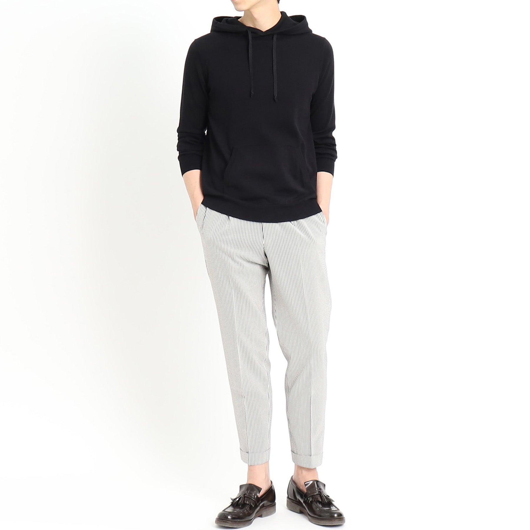 スビンプラチナムニットフーディブラックとパンツのメンズ着用画像バリエーション4