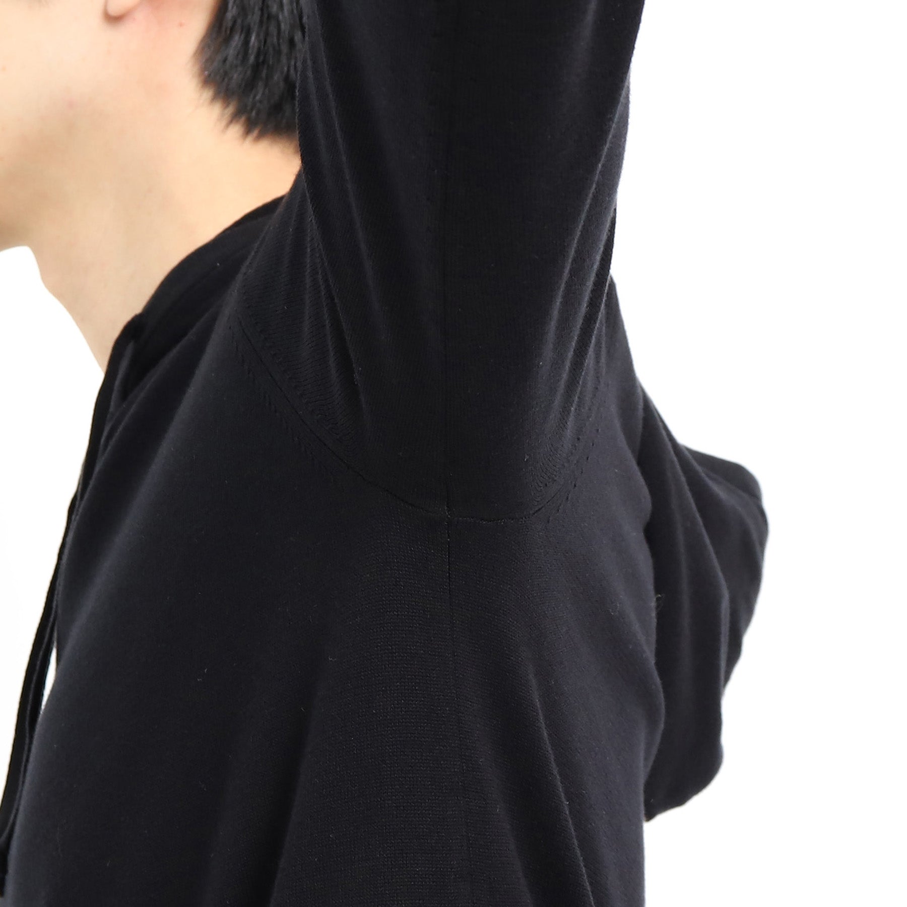 スビンプラチナムニットフーディブラックのアームホールを写したメンズ着用画像