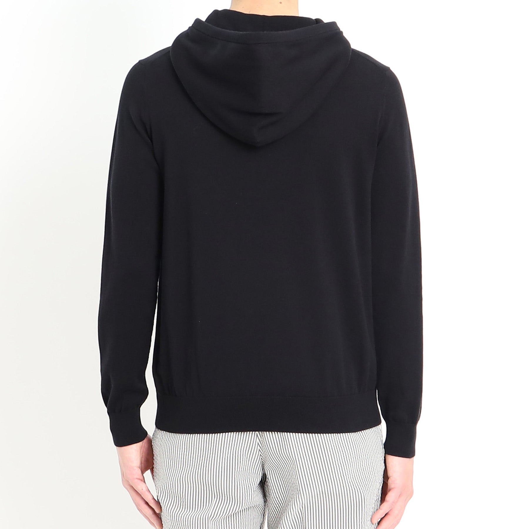 スビンプラチナムニットフーディブラックの背面を写したメンズ着用画像