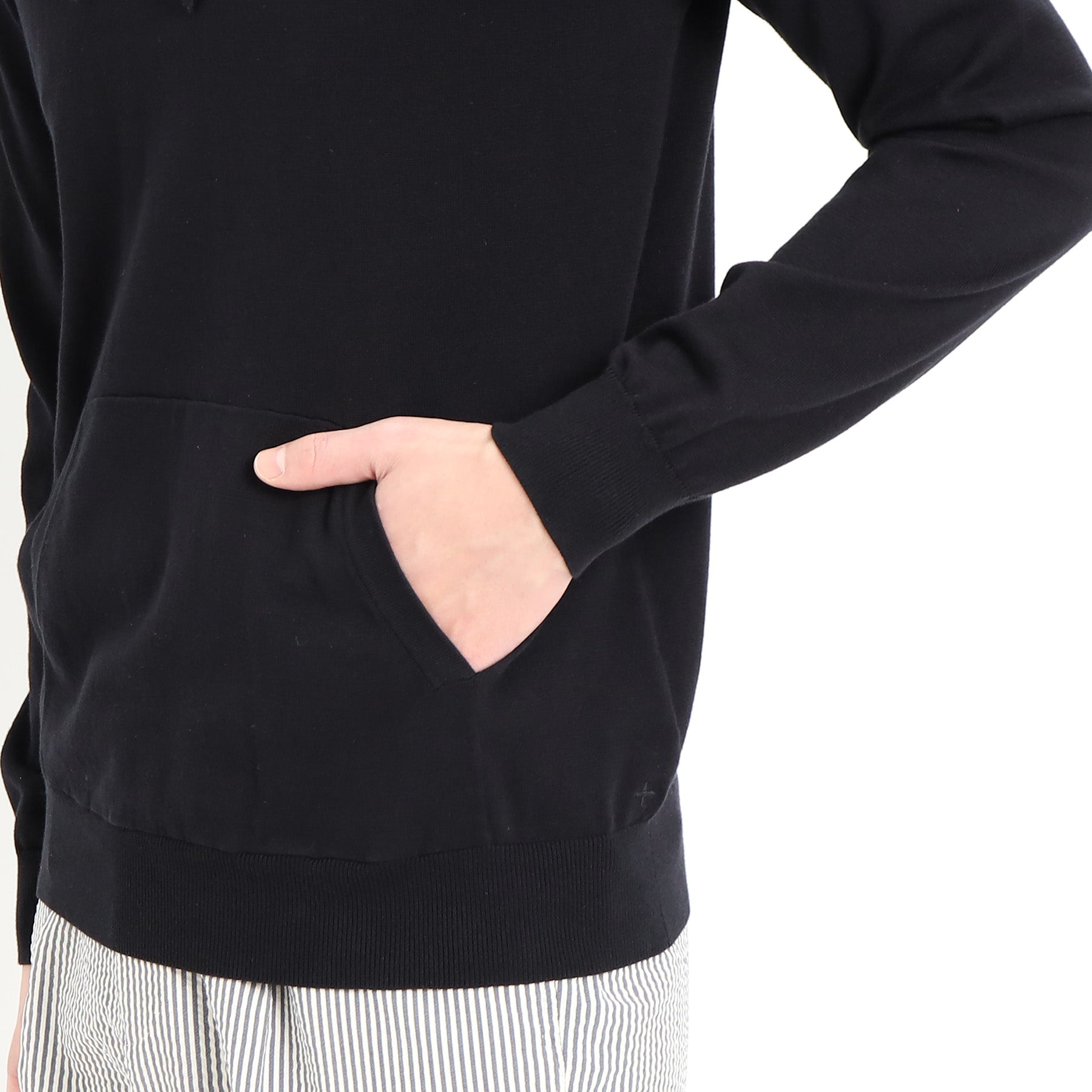 スビンプラチナムニットフーディブラックの袖を写したメンズ着用画像