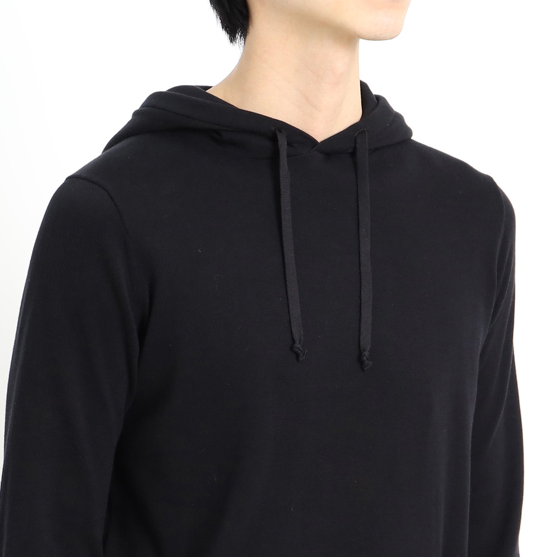 スビンプラチナムニットフーディブラックの首まわりを写したメンズ着用画像