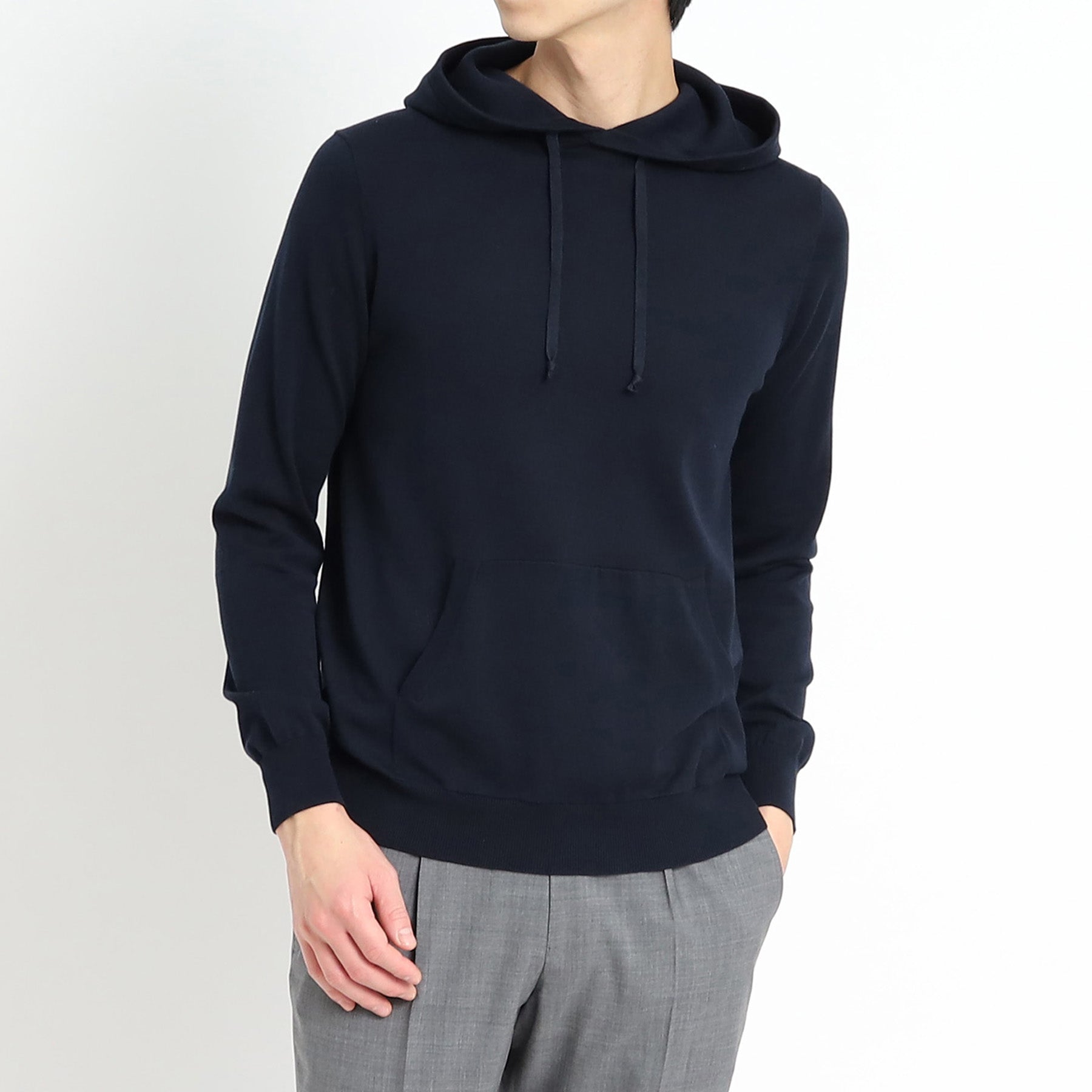 スビンプラチナムニットフーディネイビーのメンズ着用画像バリエーション2