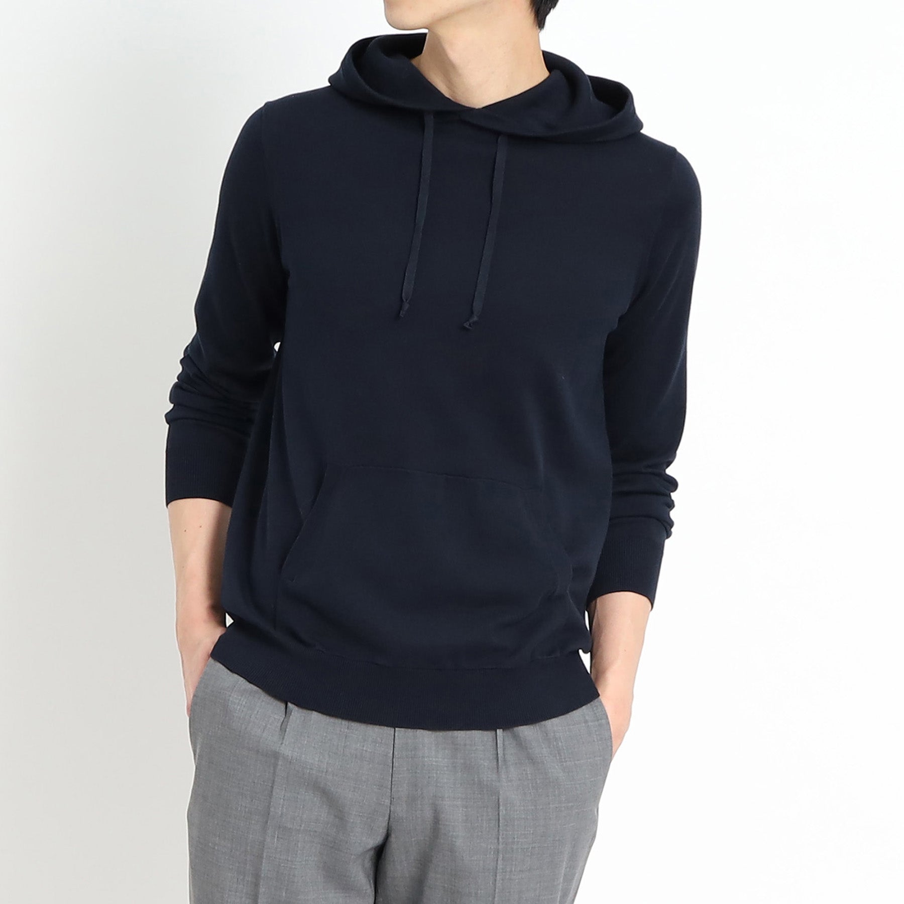 スビンプラチナムニットフーディネイビーのメンズ着用画像バリエーション3