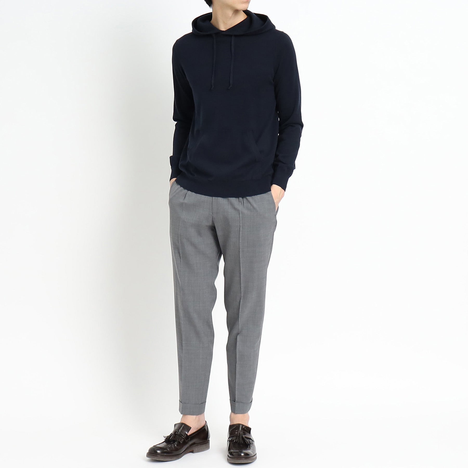 スビンプラチナムニットフーディネイビーとパンツのメンズ着用画像バリエーション2