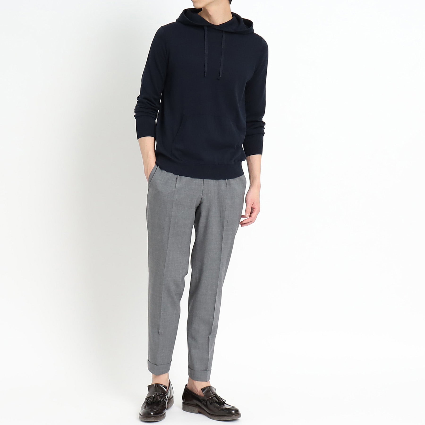 スビンプラチナムニットフーディネイビーとパンツのメンズ着用画像バリエーション4