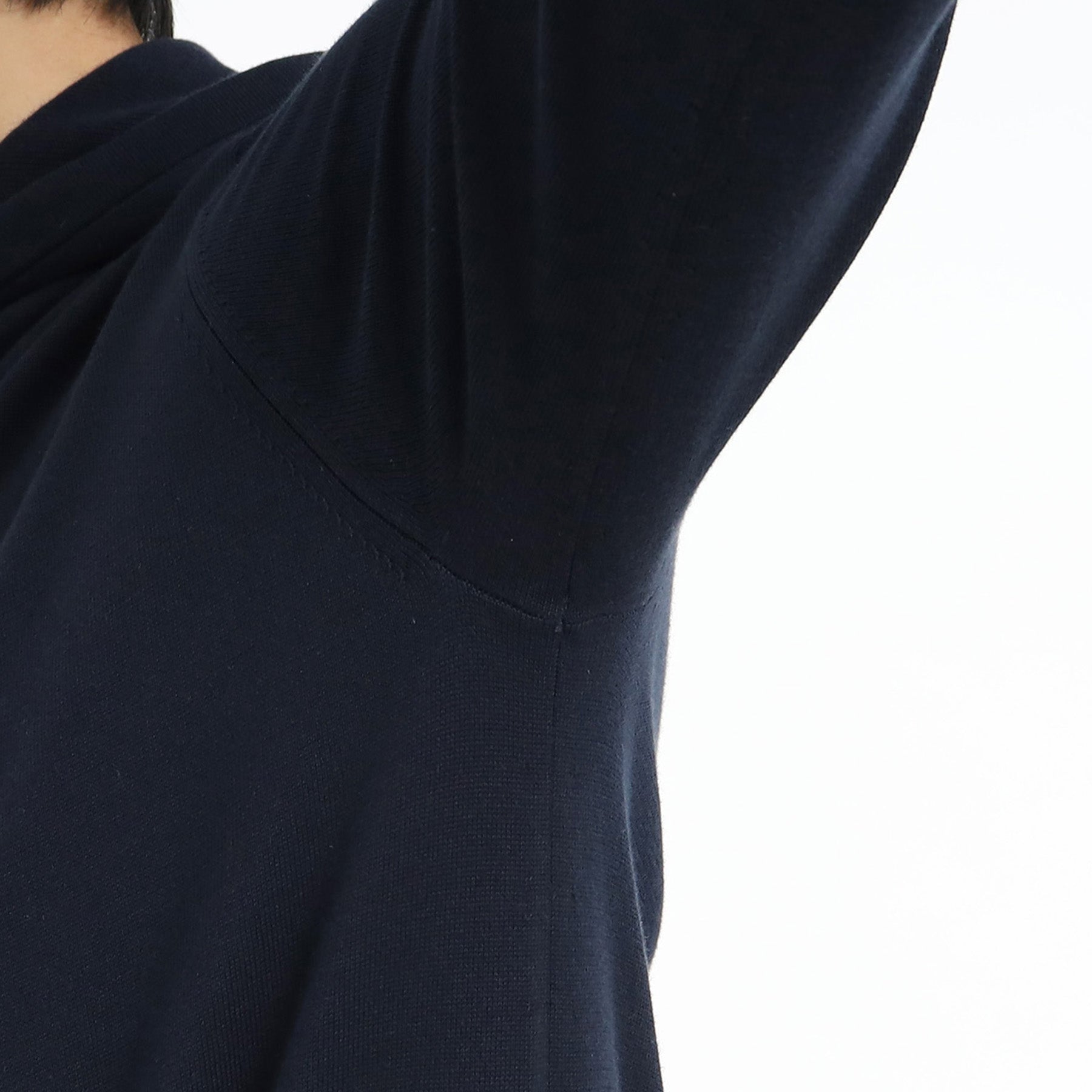 スビンプラチナムニットフーディネイビーのアームホールを写したメンズ着用画像