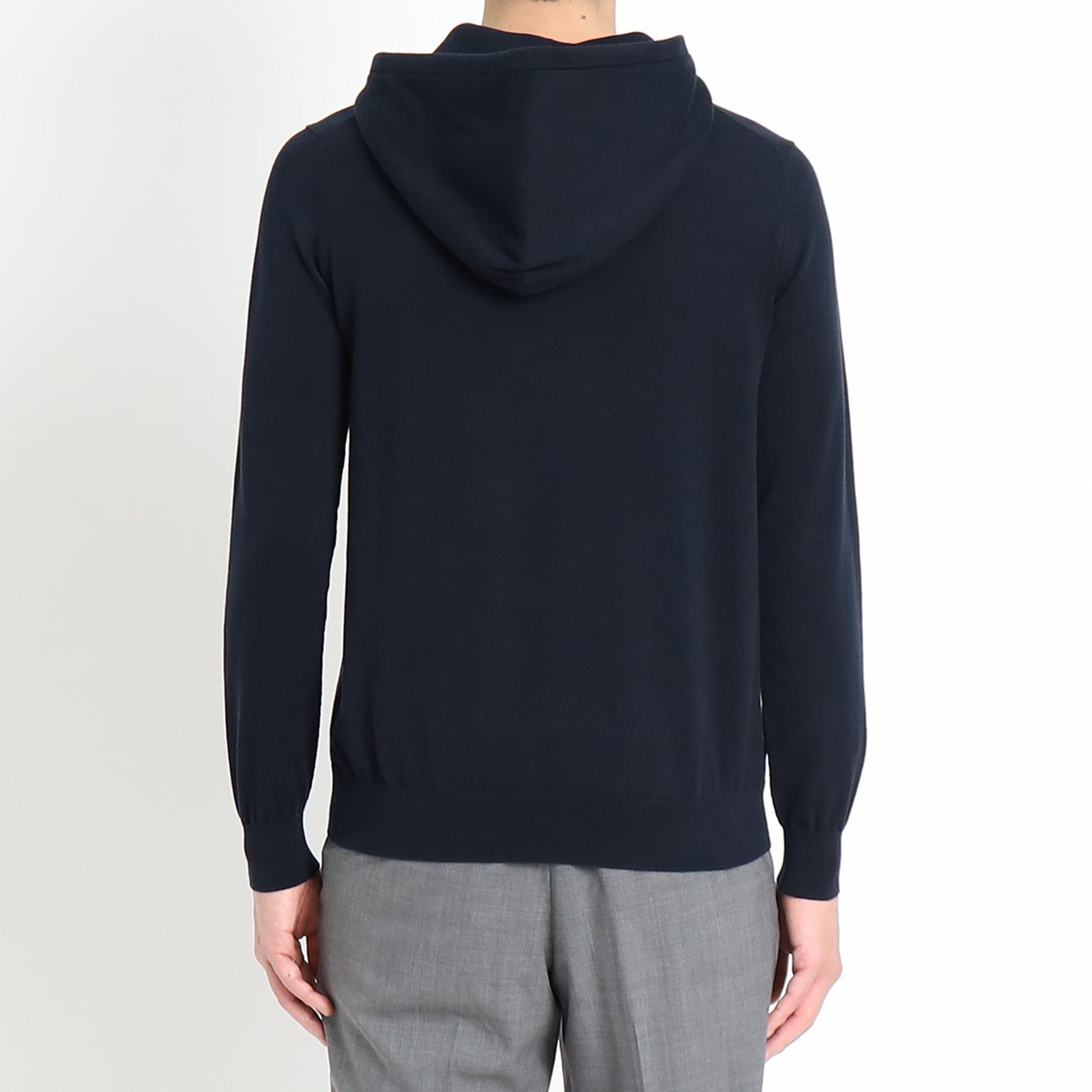 スビンプラチナムニットフーディネイビーの背面を写したメンズ着用画像