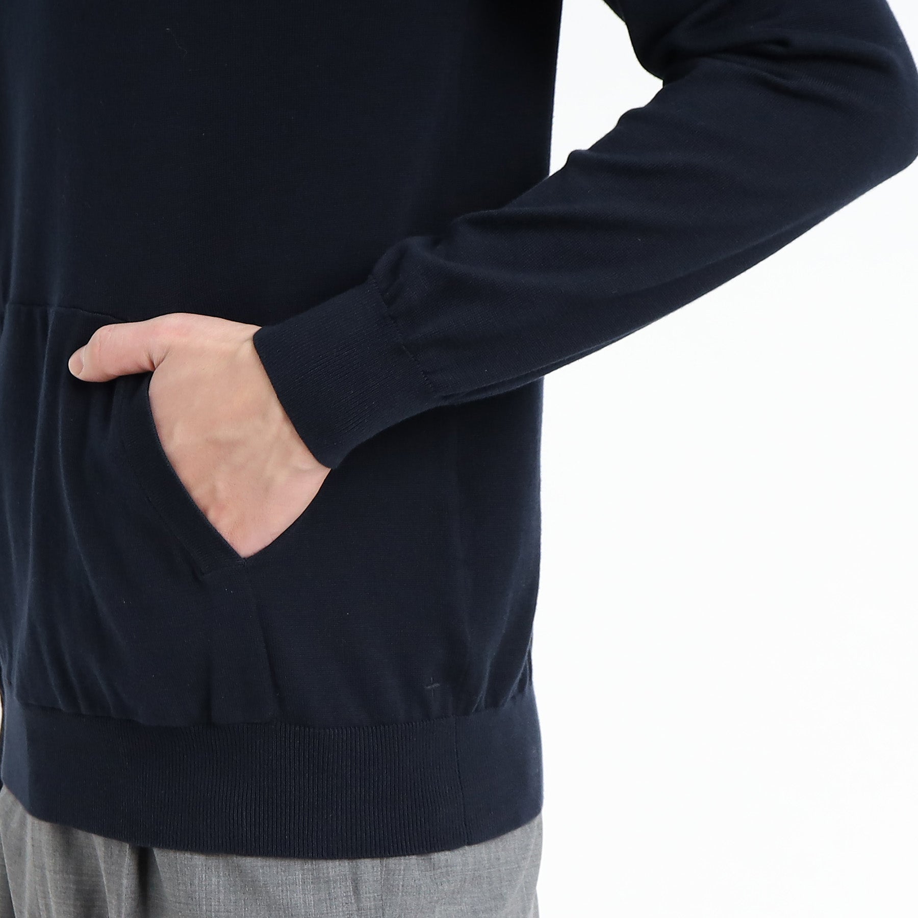 スビンプラチナムニットフーディネイビーの袖を写したメンズ着用画像