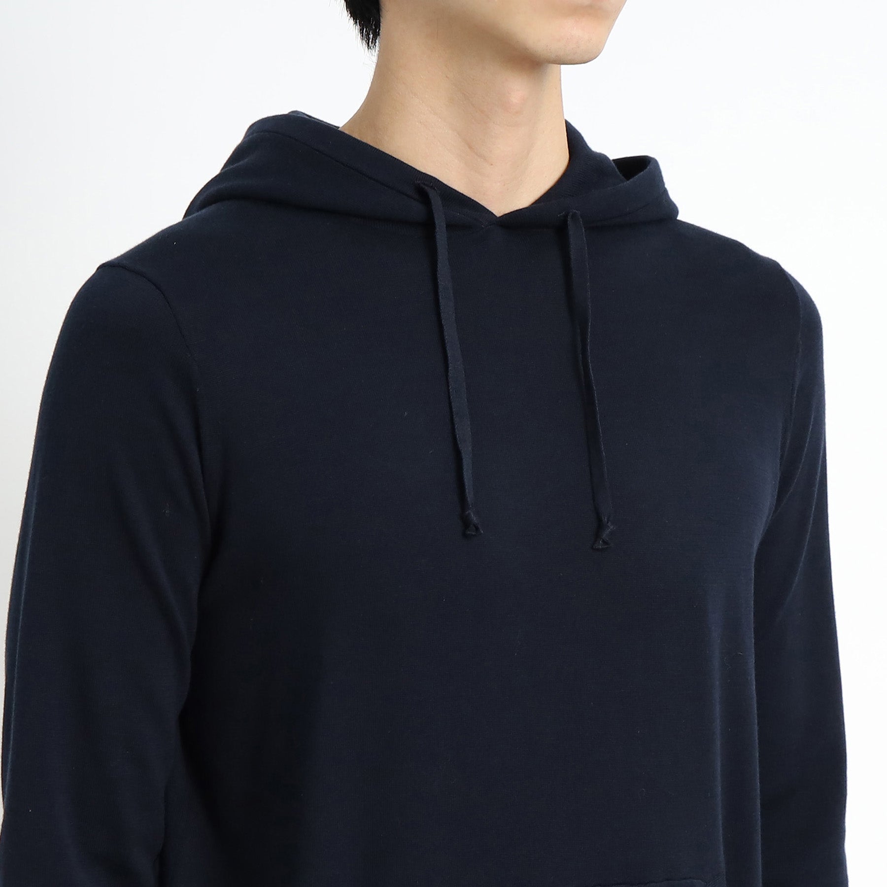 スビンプラチナムニットフーディネイビーの首まわりを写したメンズ着用画像