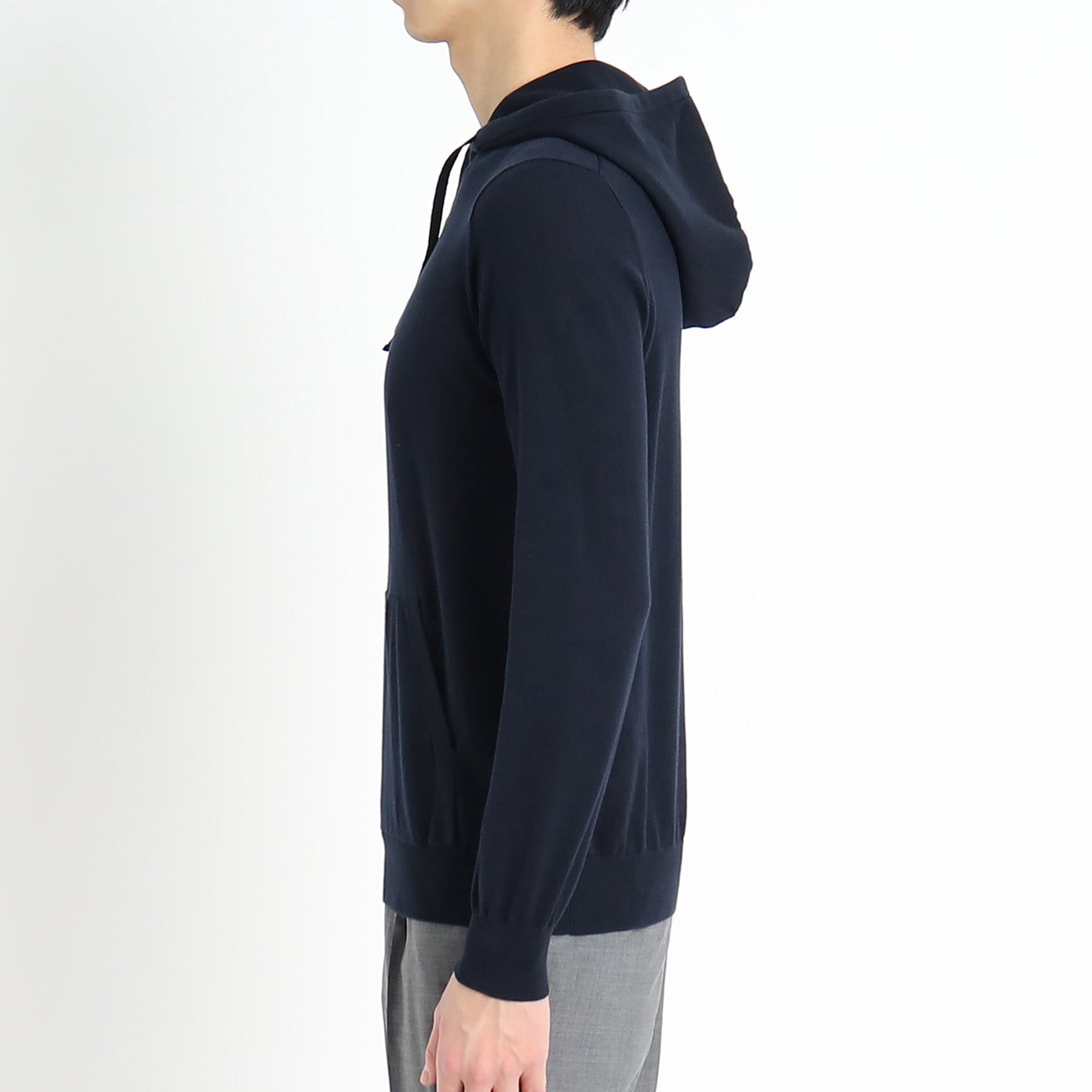 スビンプラチナムニットフーディネイビーの側面を写したメンズ着用画像