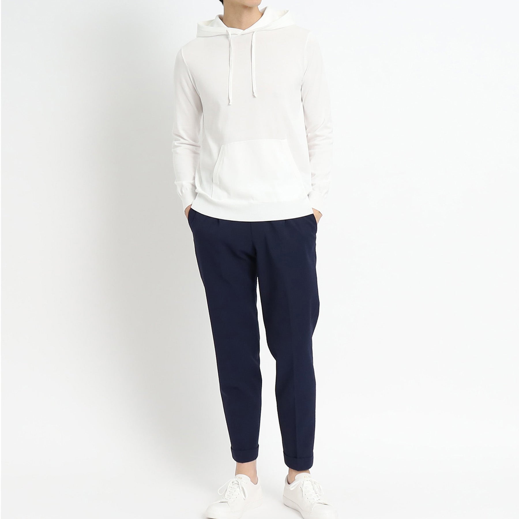 スビンプラチナムニットフーディホワイトとパンツのメンズ着用画像バリエーション2