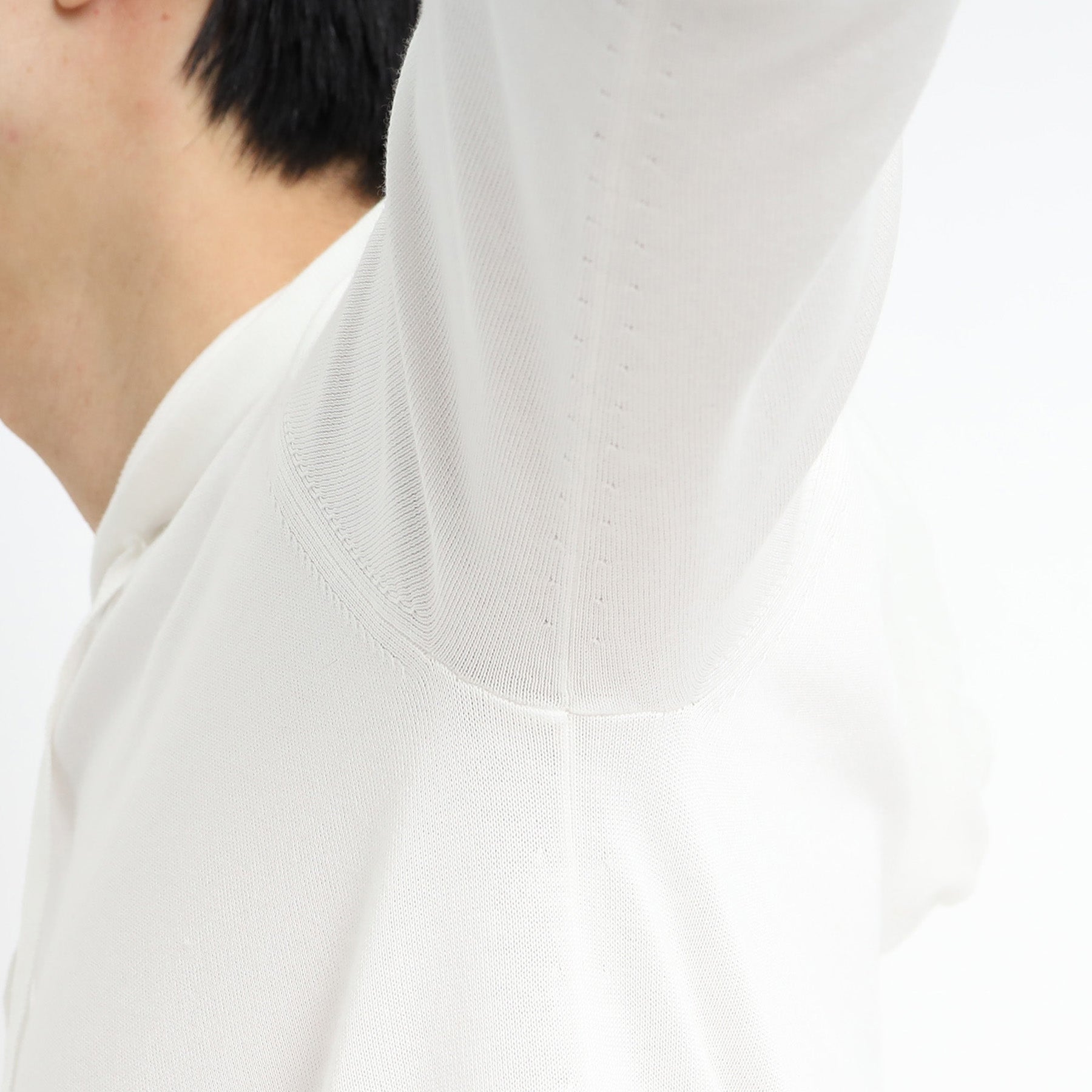 スビンプラチナムニットフーディホワイトのアームホールを写したメンズ着用画像