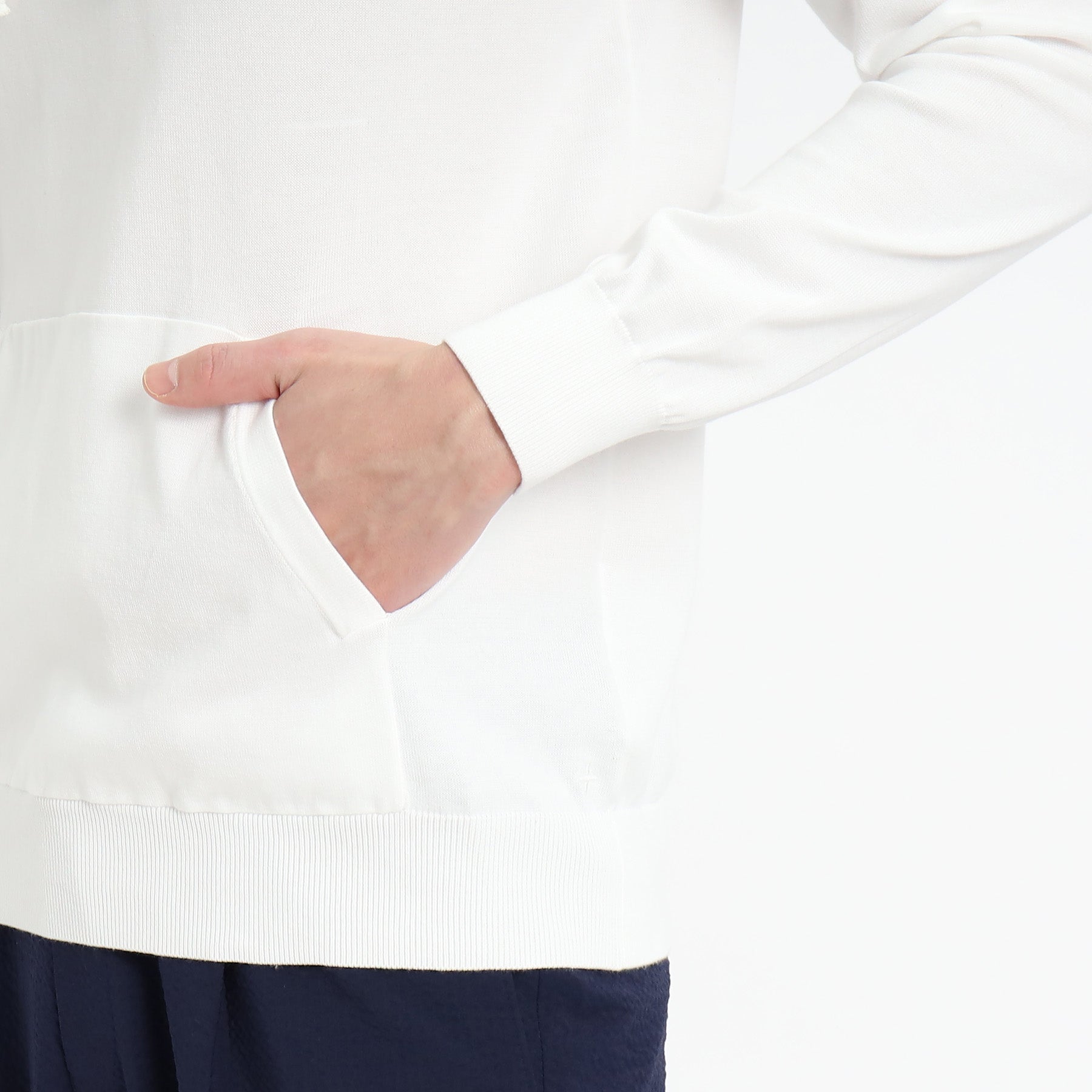 スビンプラチナムニットフーディホワイトの袖を写したメンズ着用画像