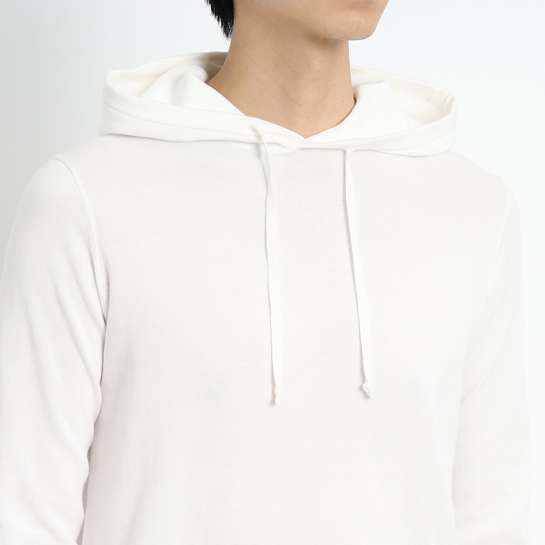 スビンプラチナムニットフーディホワイトの首まわりを写したメンズ着用画像