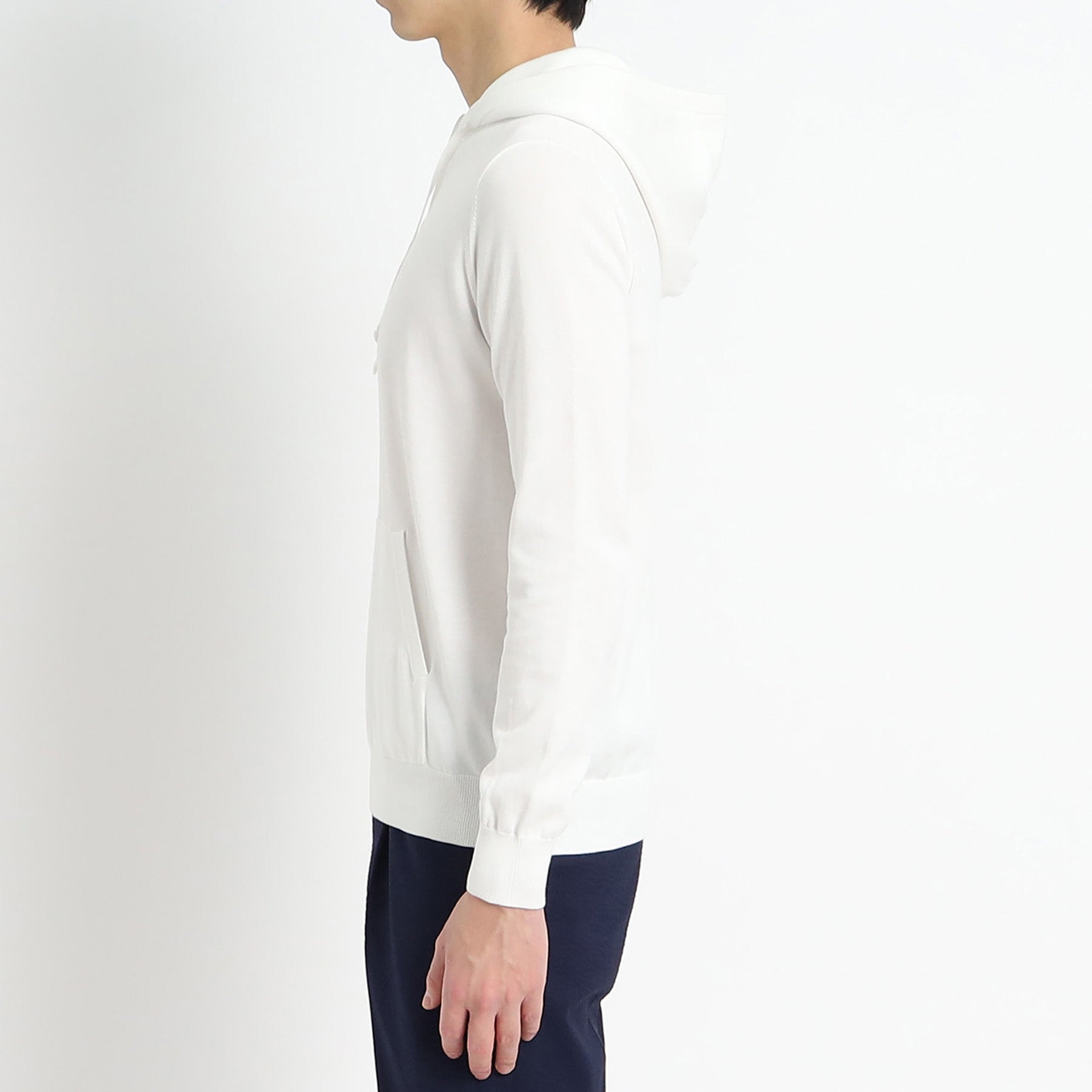 スビンプラチナムニットフーディホワイトの側面を写したメンズ着用画像