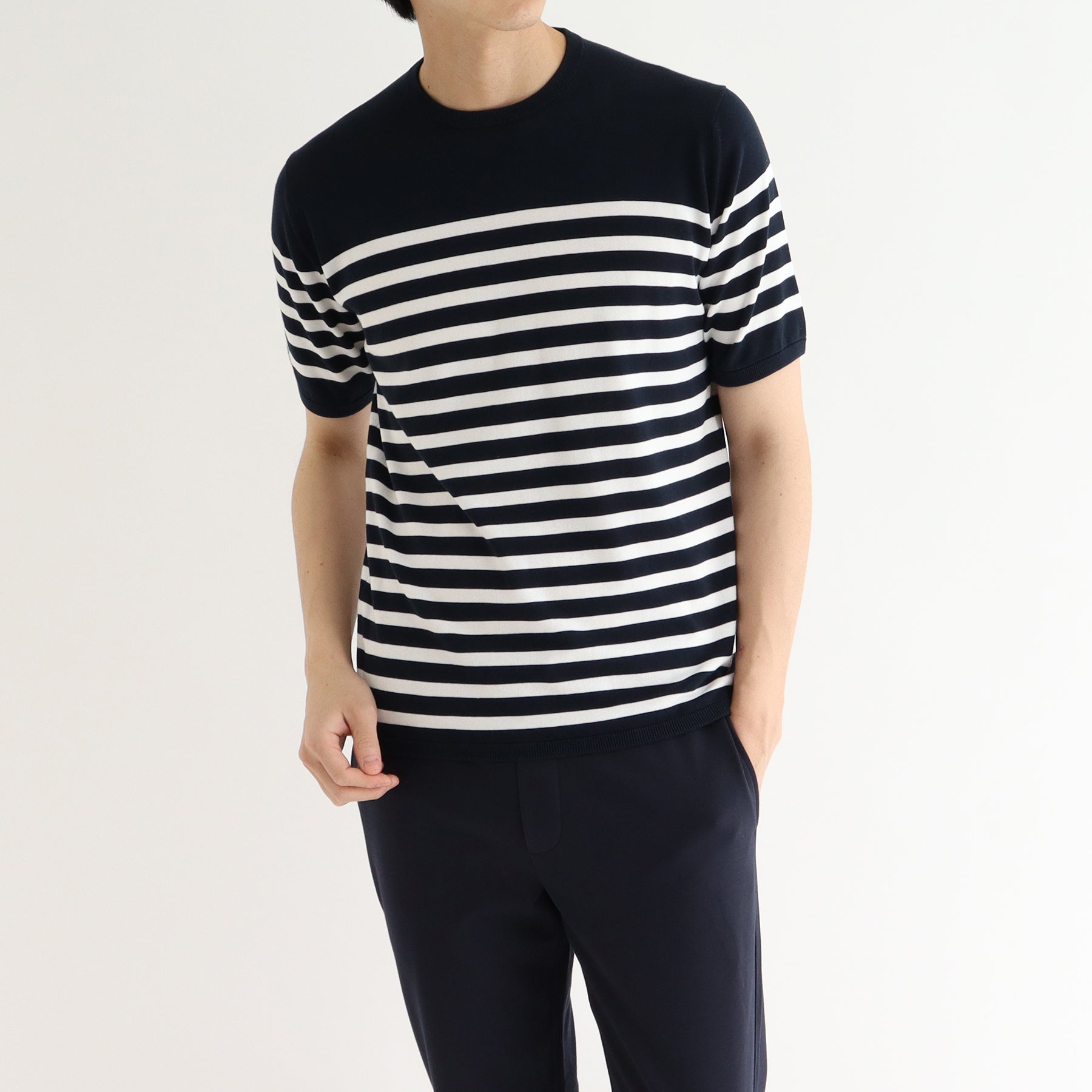 スビンプラチナムボーダーニットネイビーホワイトのメンズ着用画像1