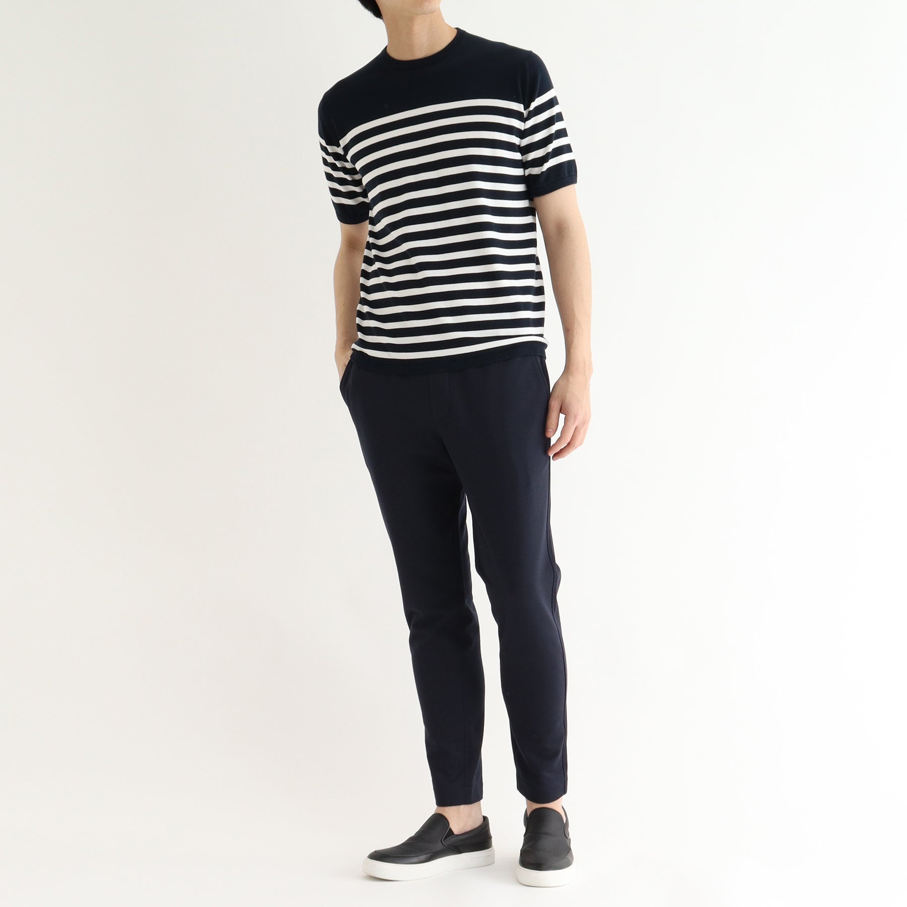 スビンプラチナムボーダーニットネイビーホワイトとパンツのメンズ着用画像2