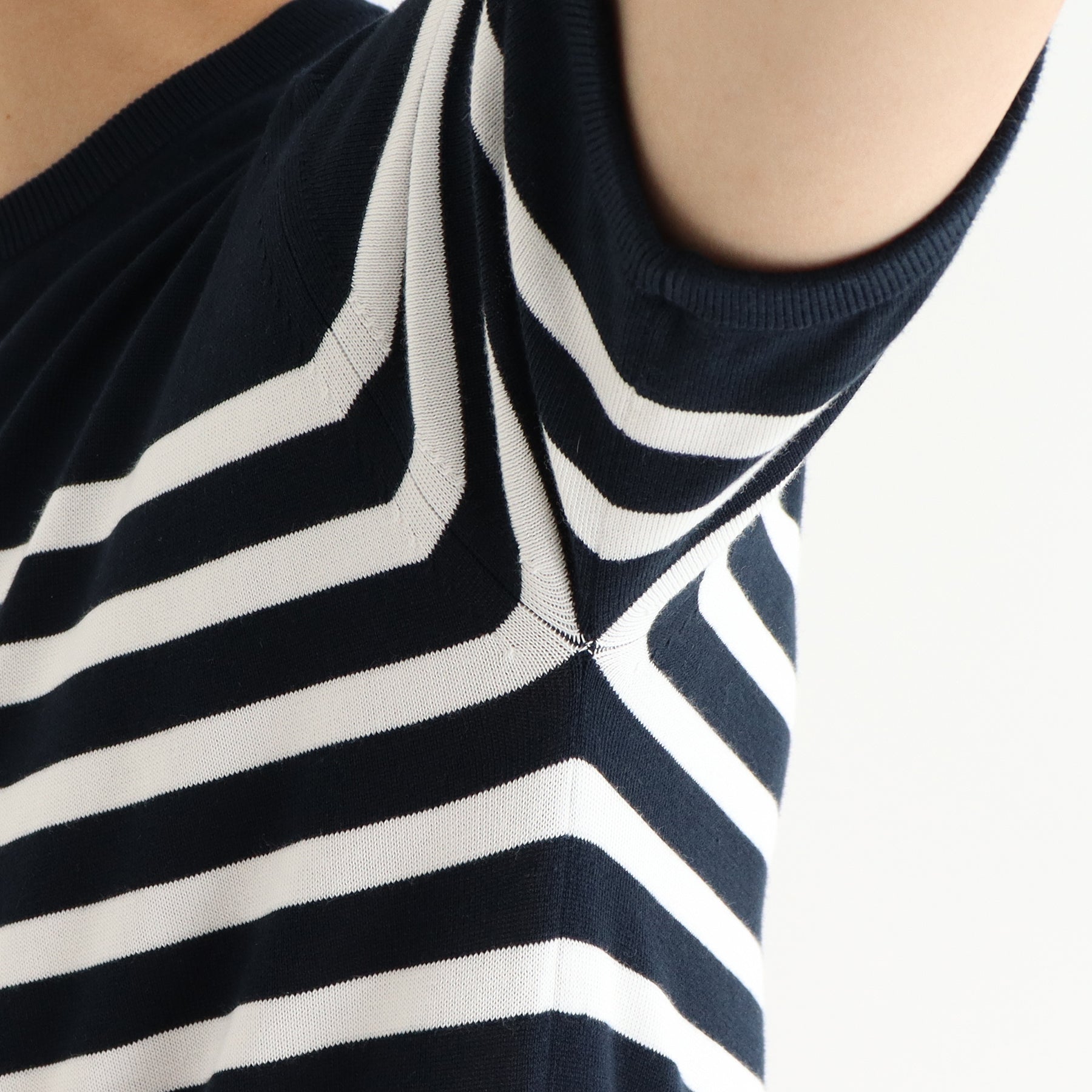 スビンプラチナムボーダーニットネイビーホワイトのアームホールを写したメンズ着用画像