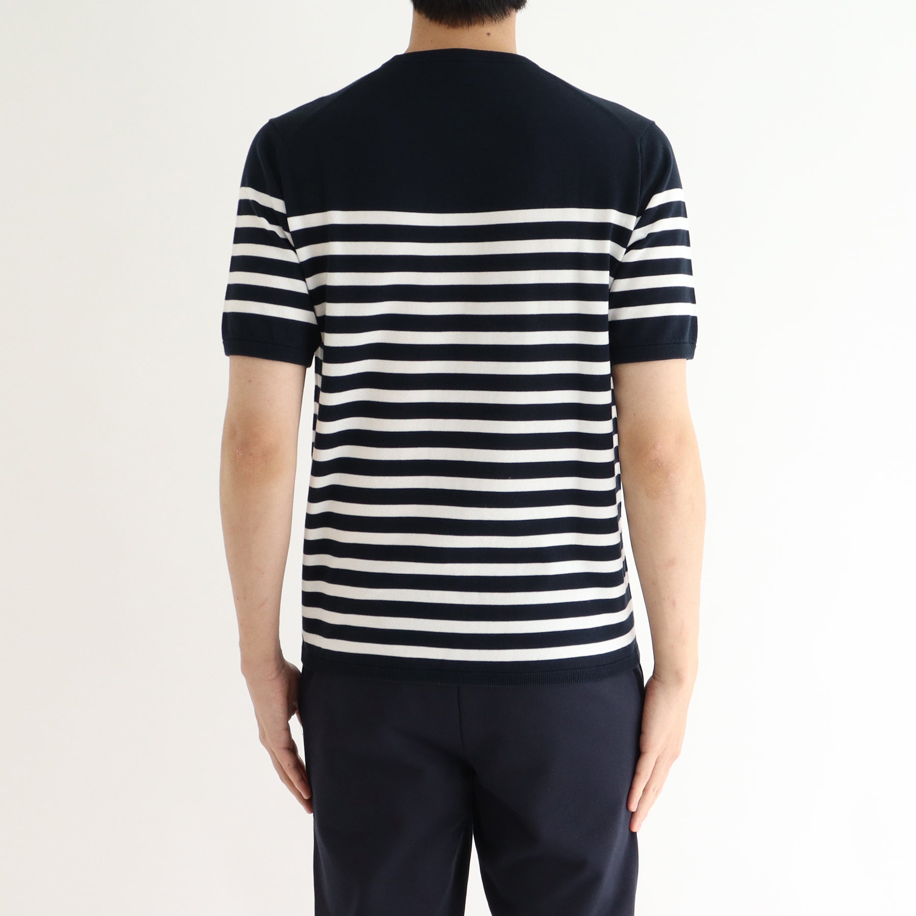 スビンプラチナムボーダーニットネイビーホワイトの背面を写したメンズ着用画像