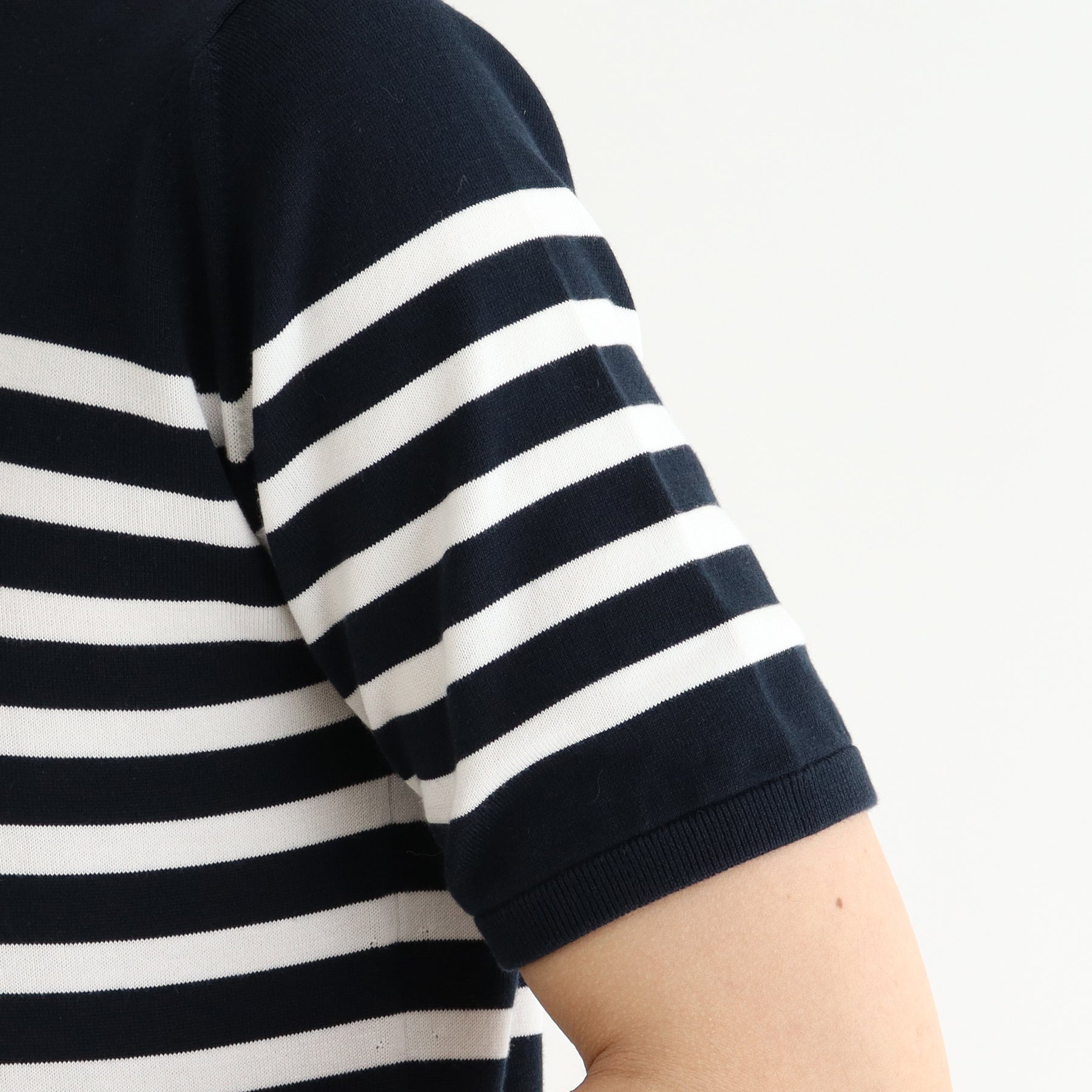 スビンプラチナムボーダーニットネイビーホワイトの袖を写したメンズ着用画像