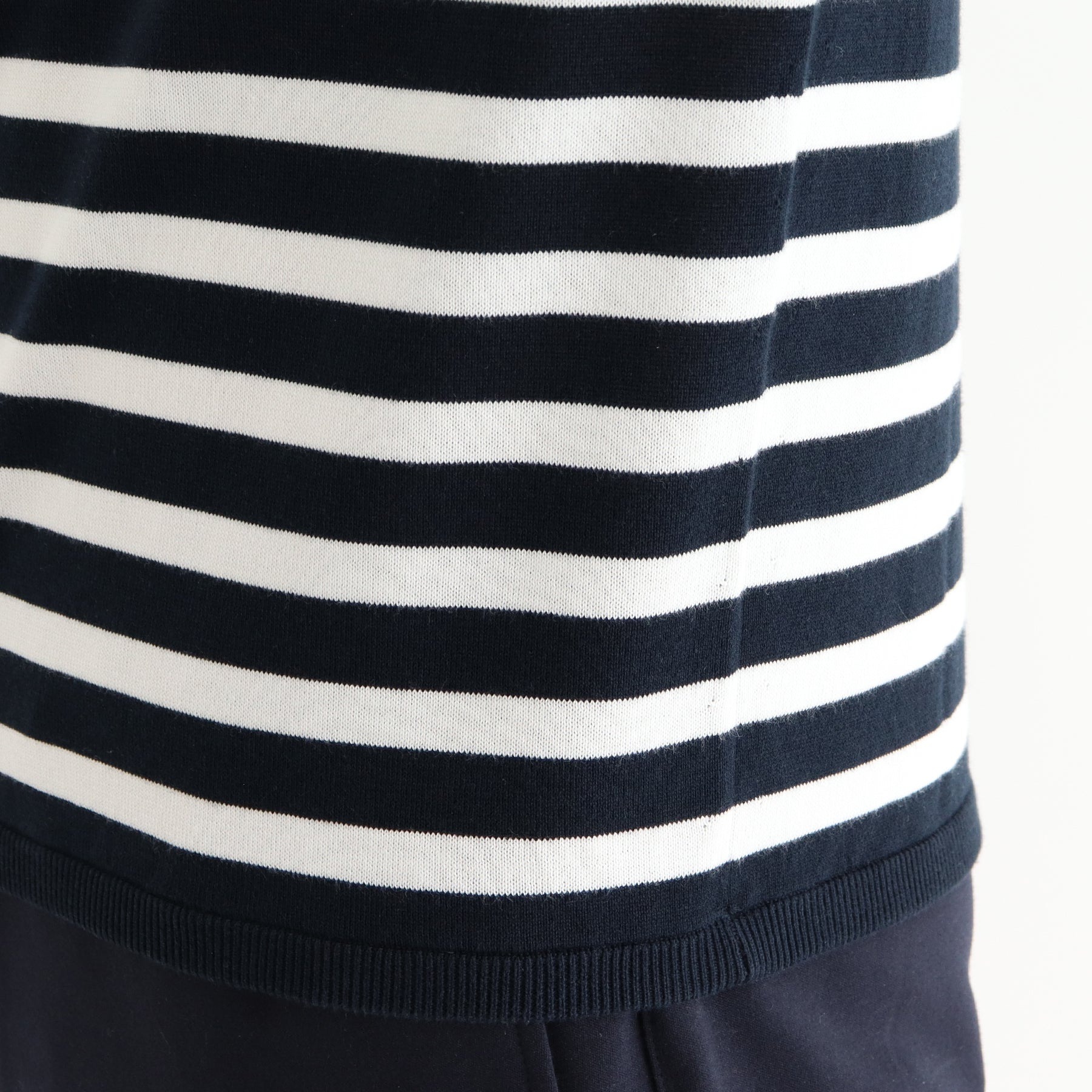 スビンプラチナムボーダーニットネイビーホワイトの裾を写したメンズ着用画像