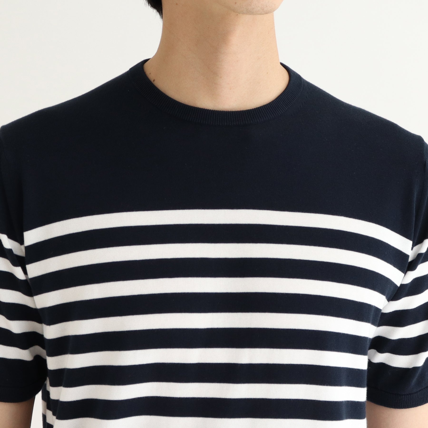 スビンプラチナムボーダーニットネイビーホワイトの首まわりを写したメンズ着用画像