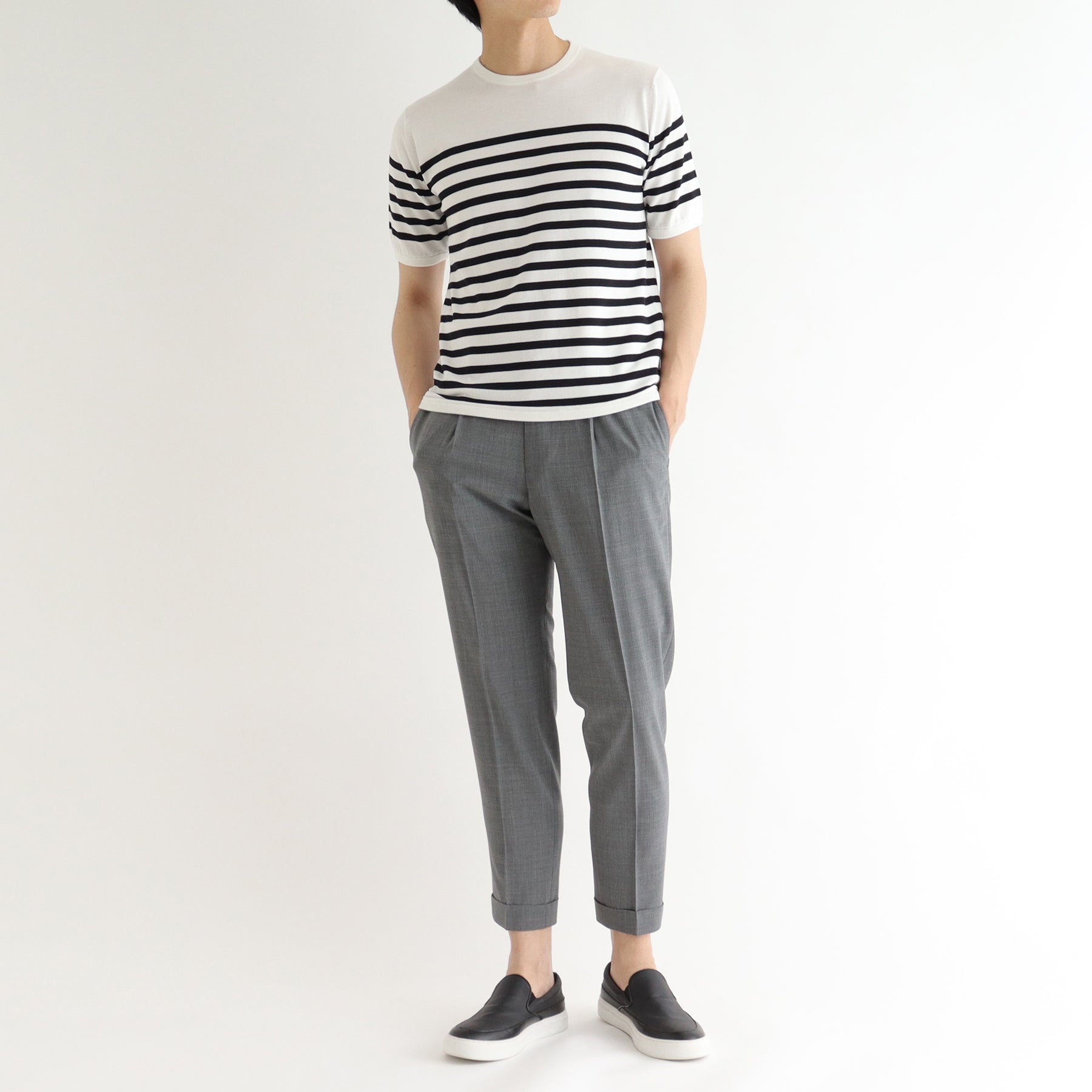 スビンプラチナムボーダーニットホワイトブラックとパンツのメンズ着用画像1