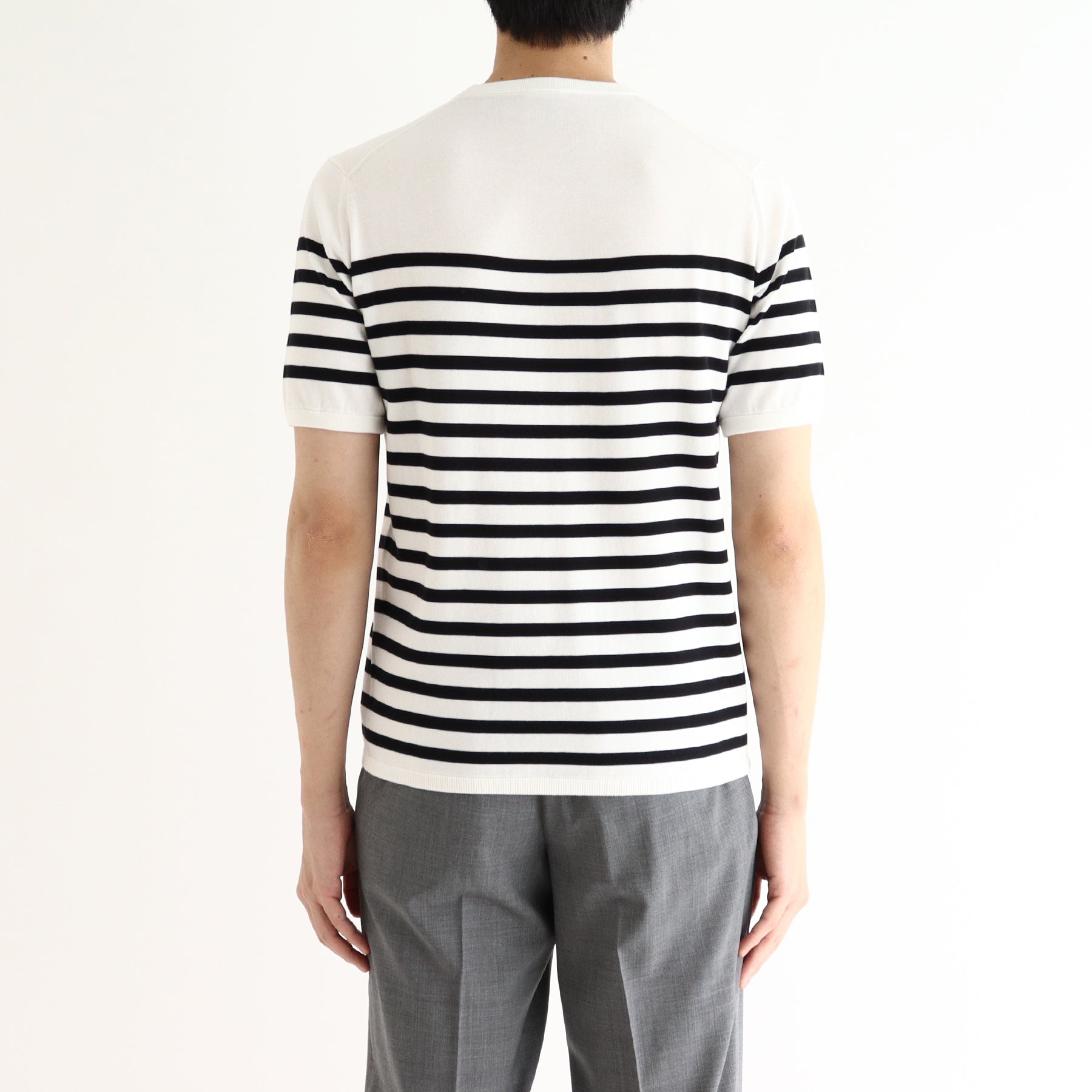 スビンプラチナムボーダーニットホワイトブラックの背面を写したメンズ着用画像