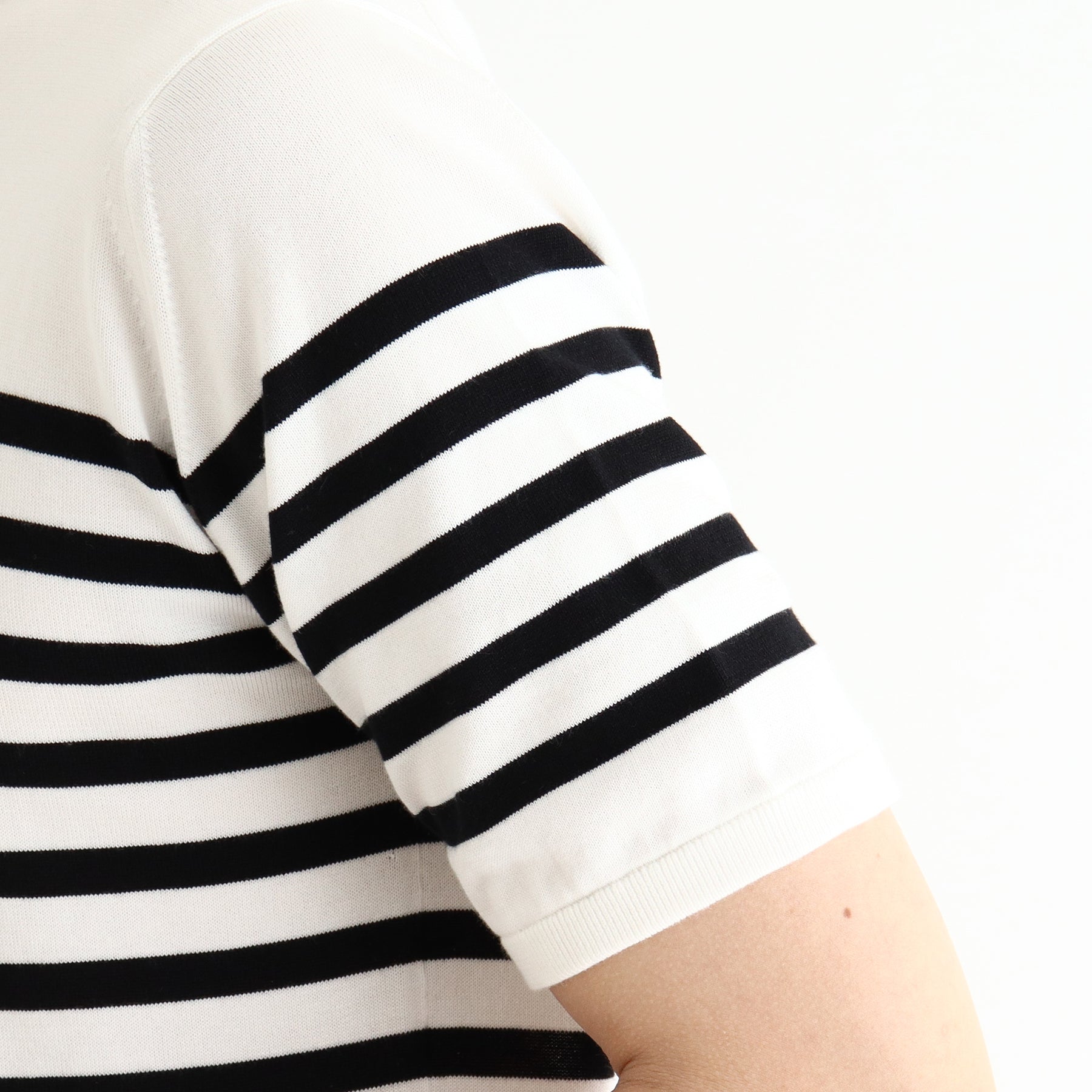 スビンプラチナムボーダーニットホワイトブラックの袖を写したメンズ着用画像