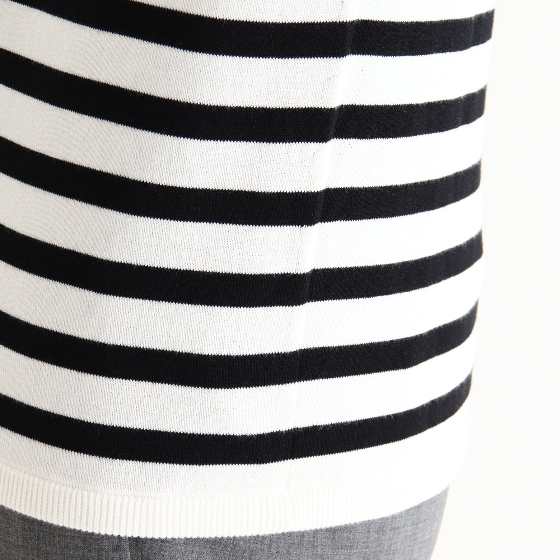 スビンプラチナムボーダーニットホワイトブラックの裾を写したメンズ着用画像