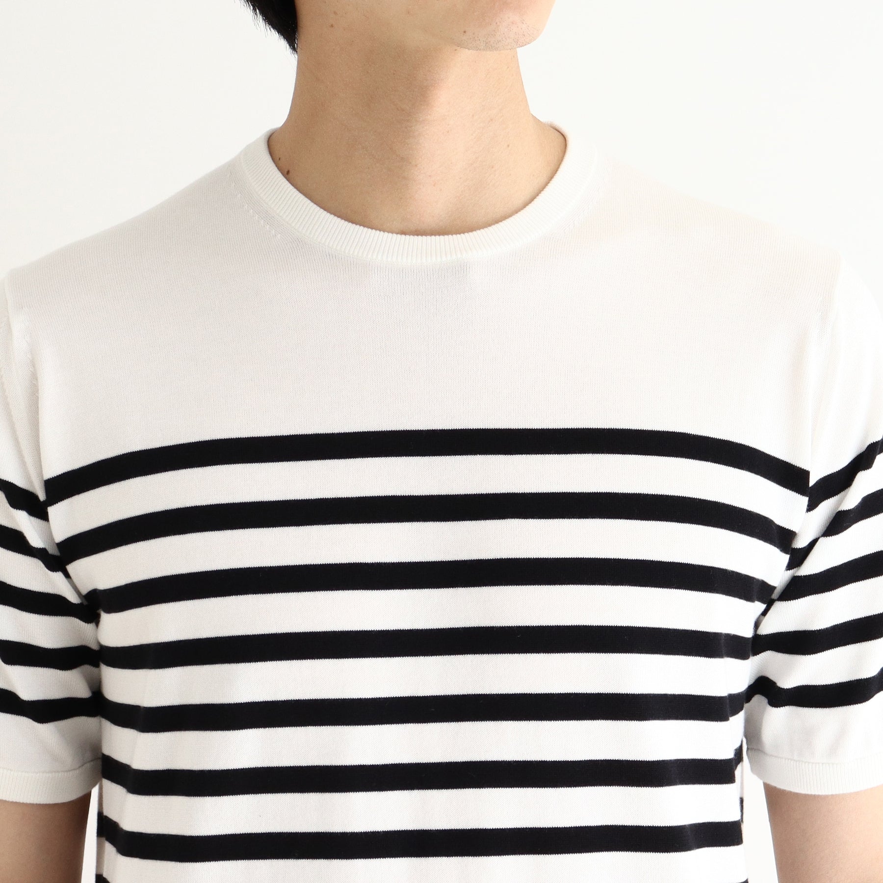 スビンプラチナムボーダーニットホワイトブラックの首まわりを写したメンズ着用画像