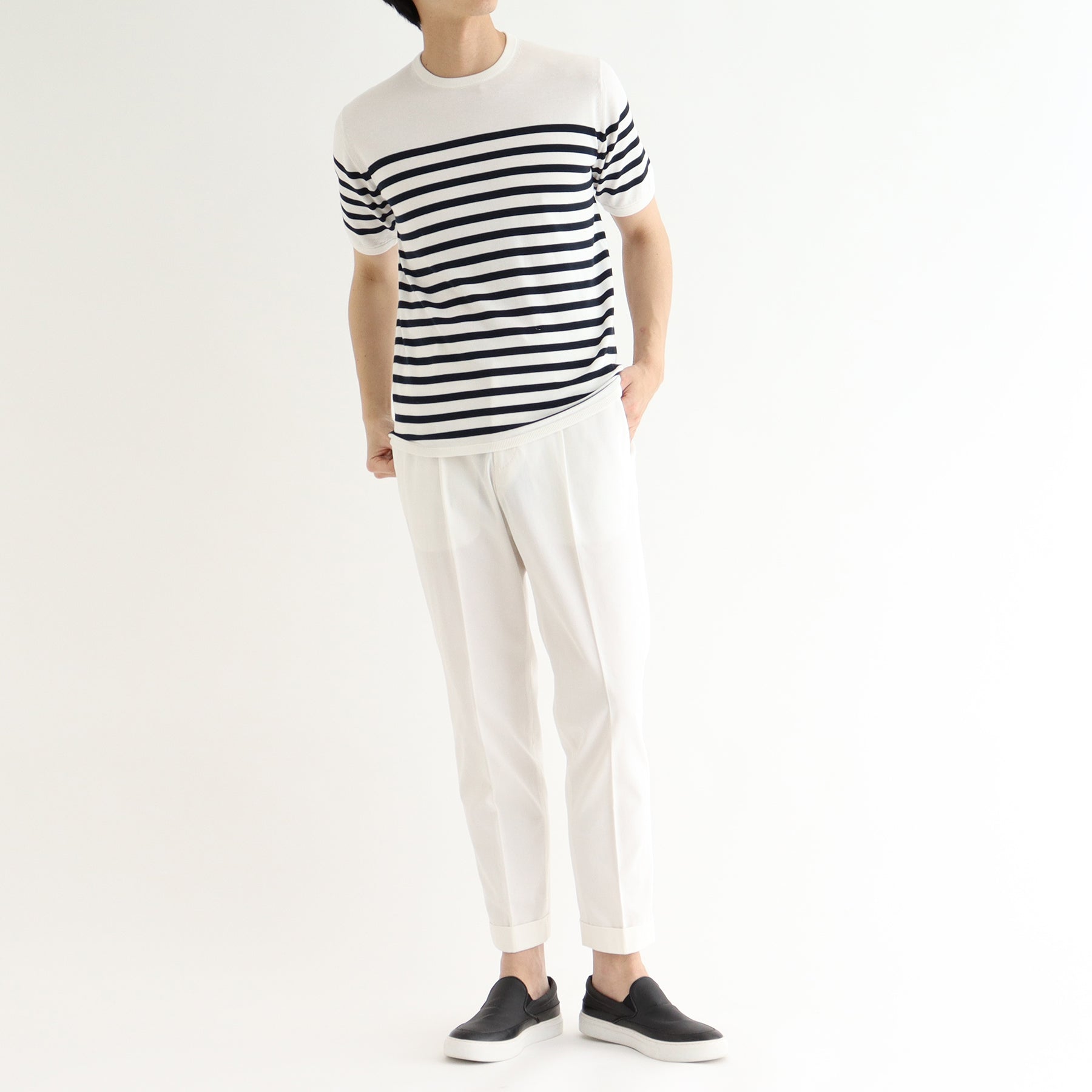 スビンプラチナムボーダーニットホワイトネイビーとパンツのメンズ着用画像1