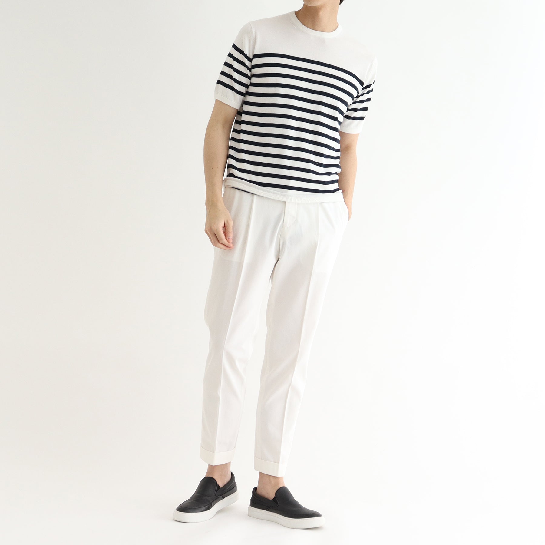 スビンプラチナムボーダーニットホワイトネイビーとパンツのメンズ着用画像2