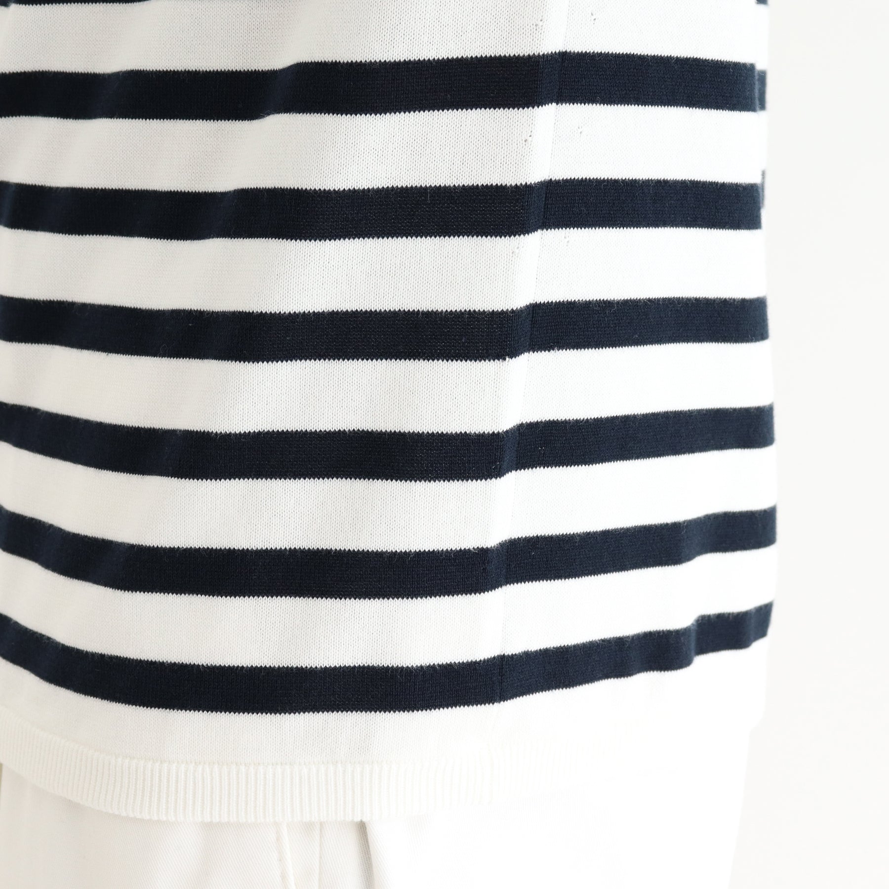 スビンプラチナムボーダーニットホワイトネイビーの裾を写したメンズ着用画像