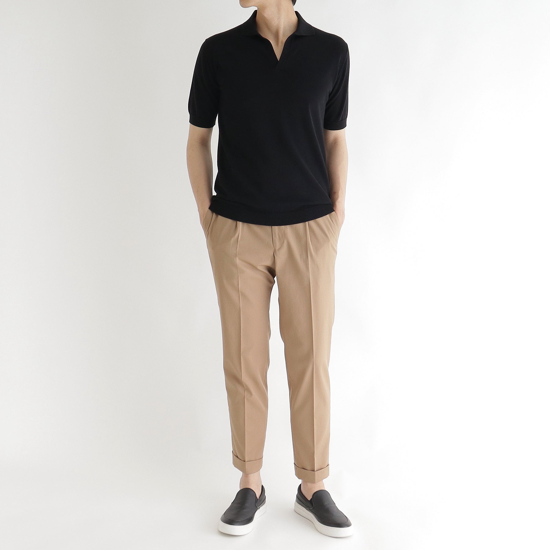 スビンプラチナムスキッパーニットブラックとパンツのメンズ着用画像1