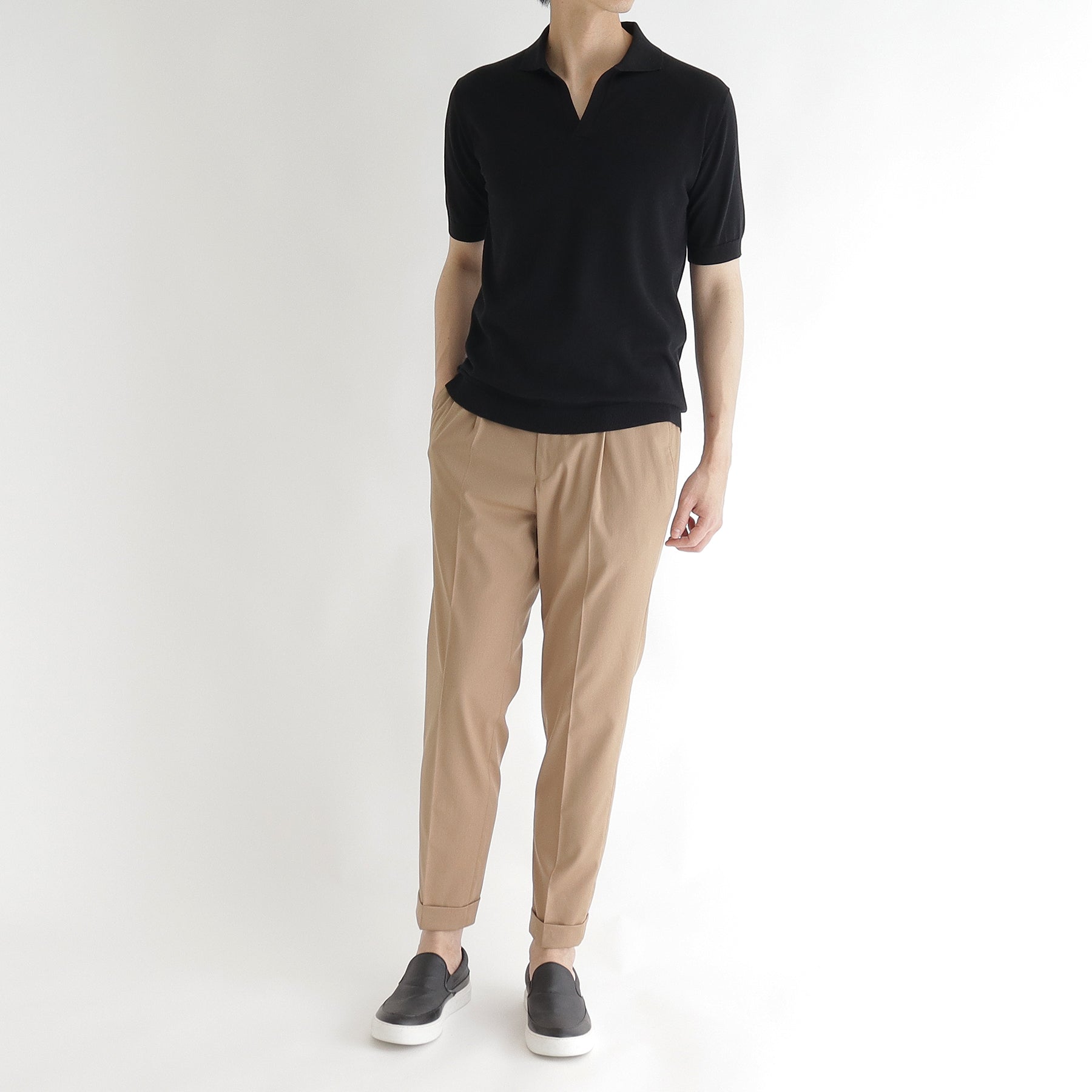 スビンプラチナムスキッパーニットブラックとパンツのメンズ着用画像2