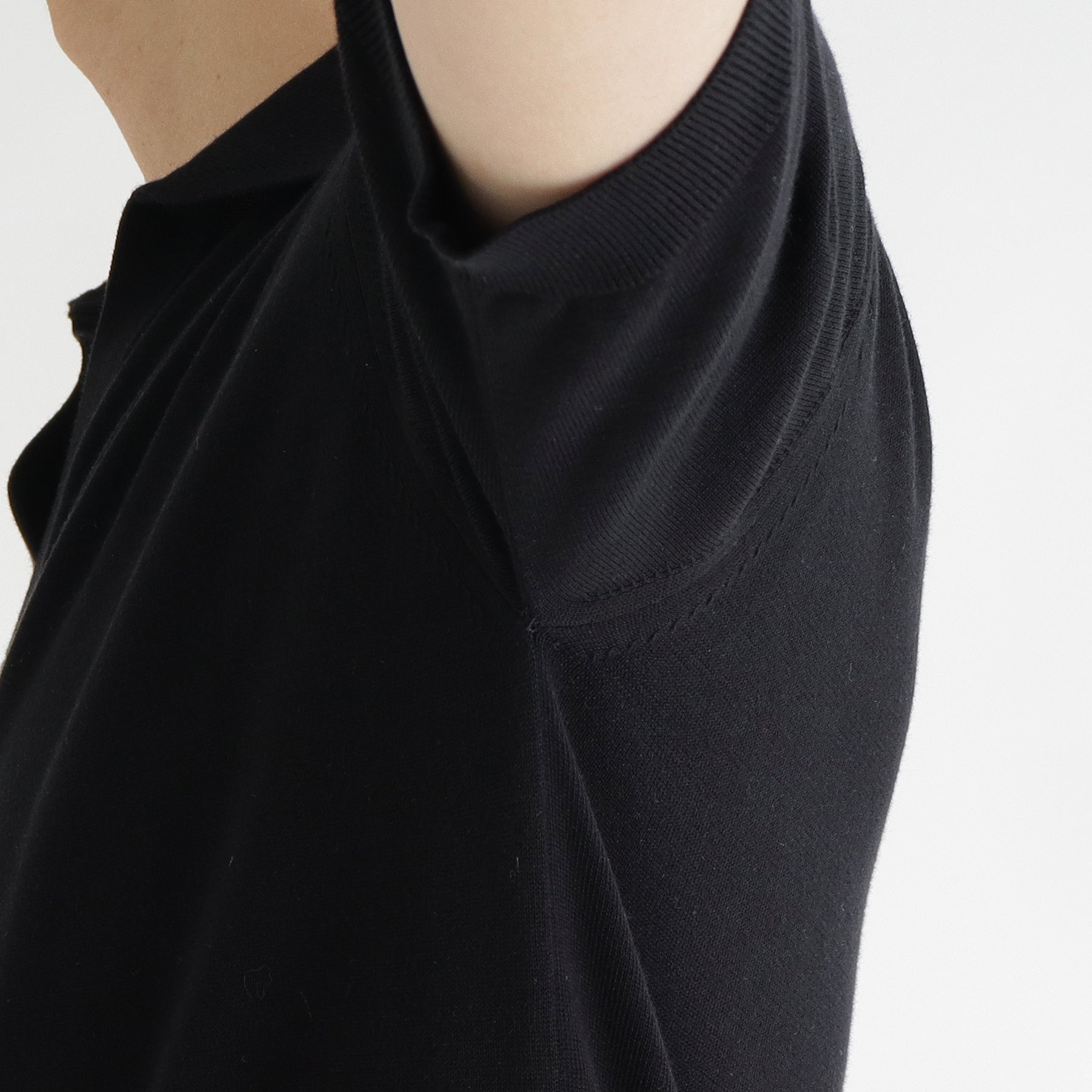 スビンプラチナムスキッパーニットブラックのアームホールを写したメンズ着用画像