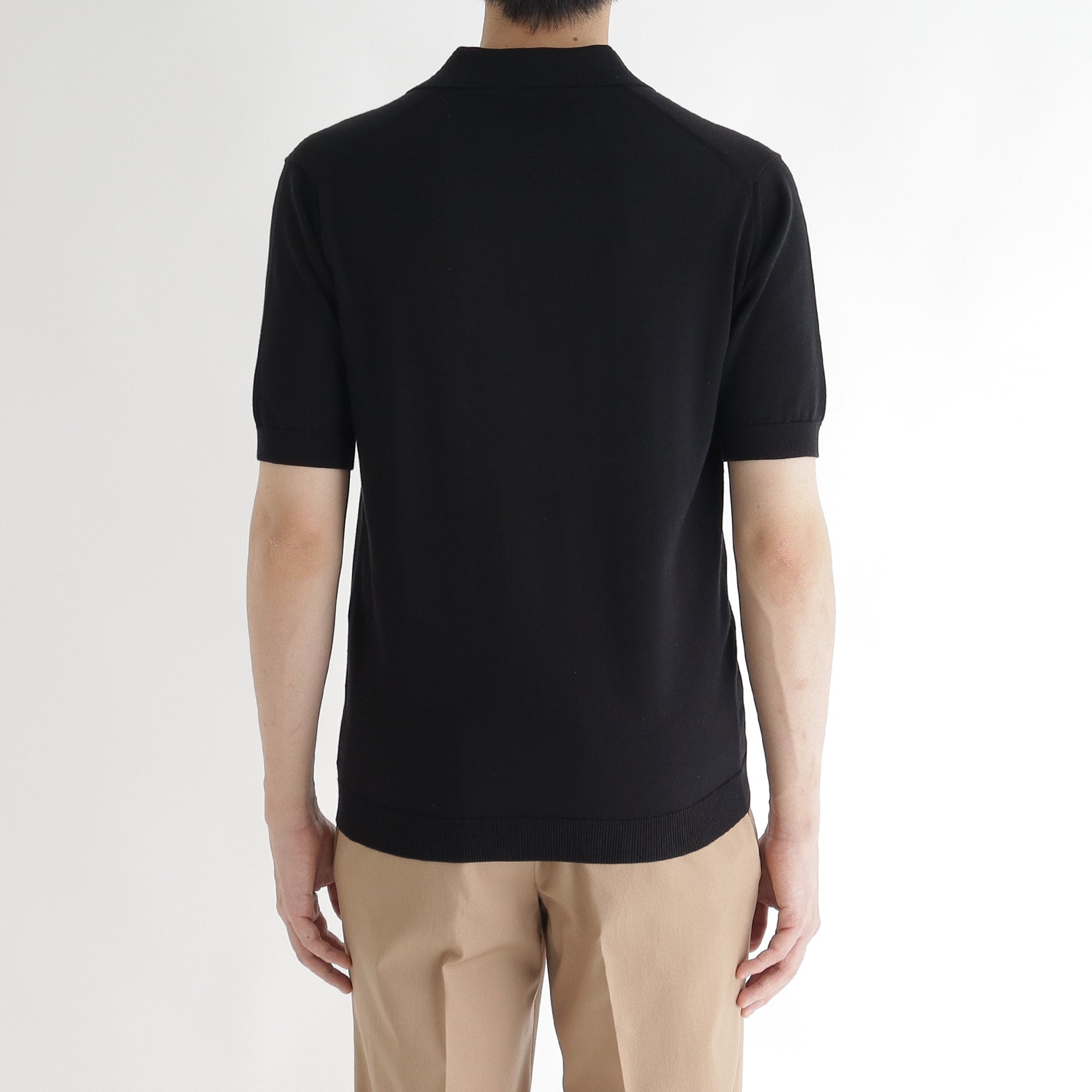 スビンプラチナムスキッパーニットブラックの背面を写したメンズ着用画像