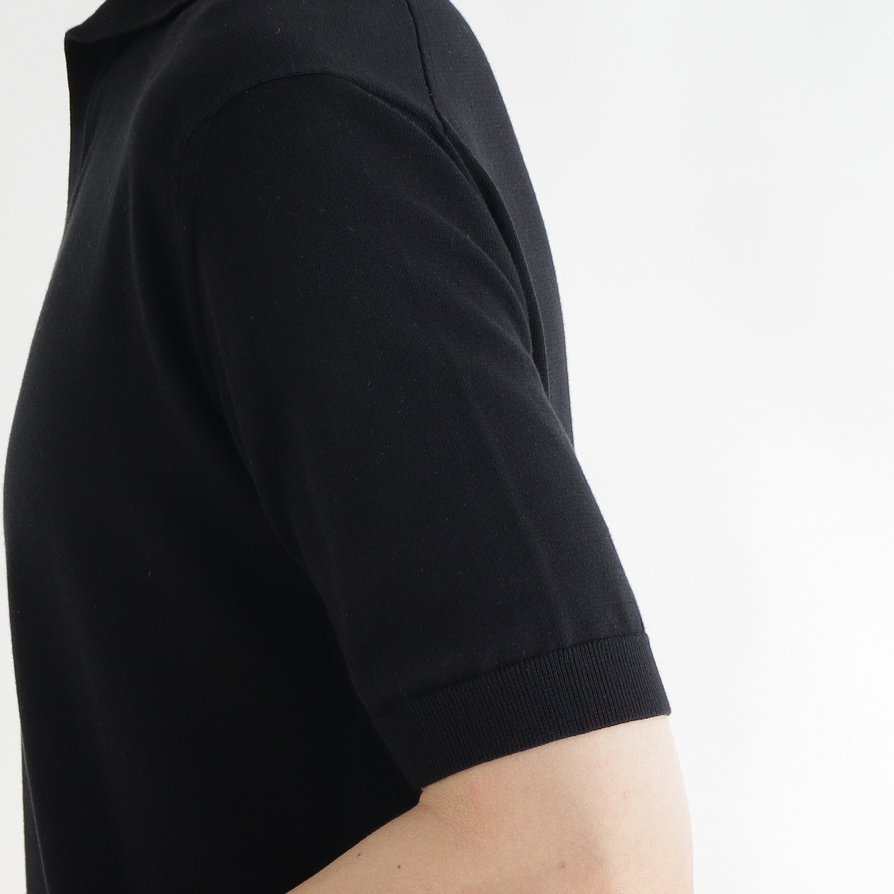 スビンプラチナムスキッパーニットブラックの袖を写したメンズ着用画像