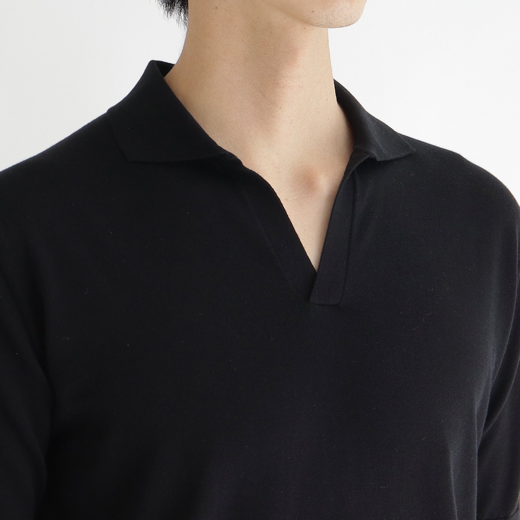 スビンプラチナムスキッパーニットブラックの首まわりを写したメンズ着用画像