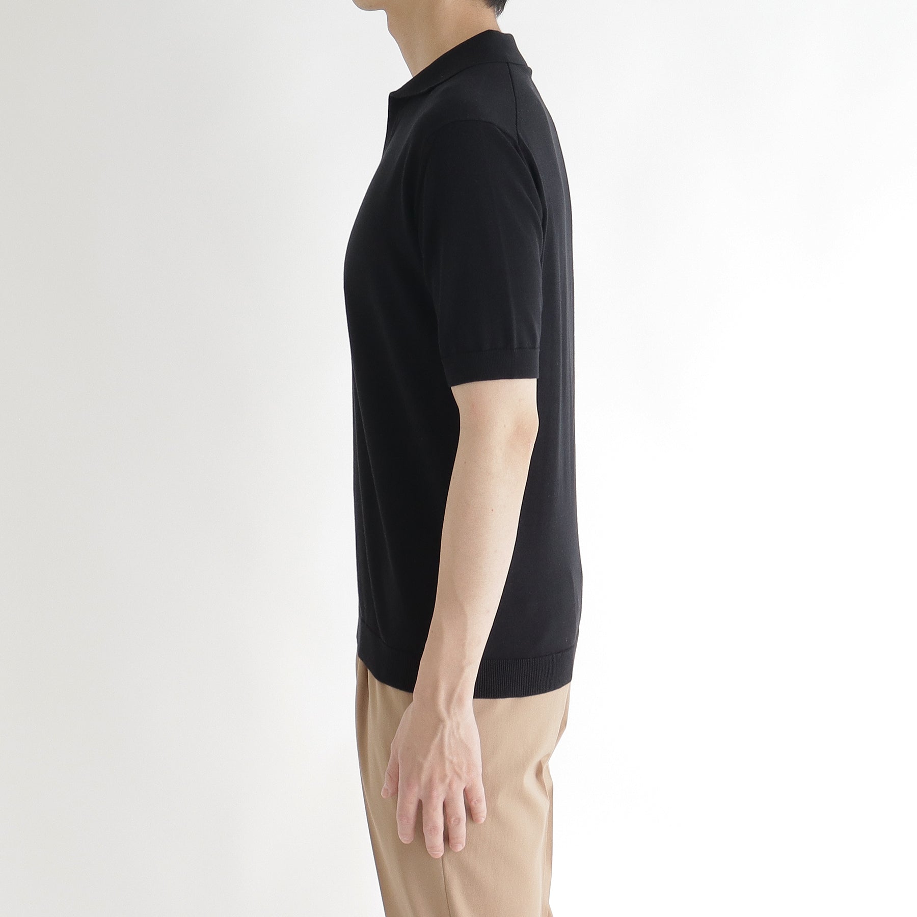 スビンプラチナムスキッパーニットブラックの側面を写したメンズ着用画像