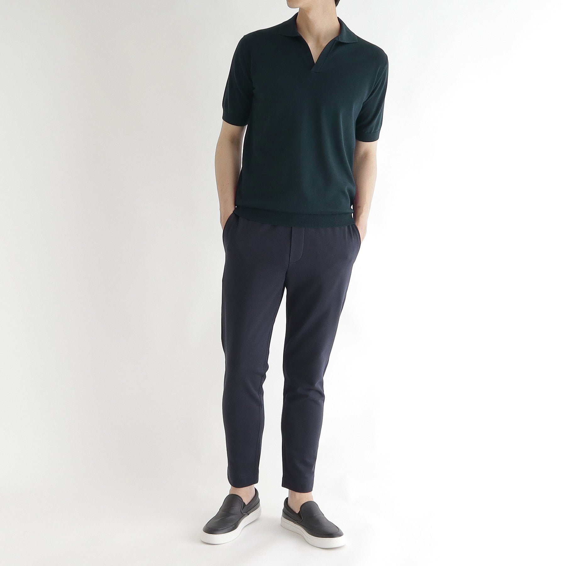 スビンプラチナムスキッパーニットネイビーとパンツのメンズ着用画像1