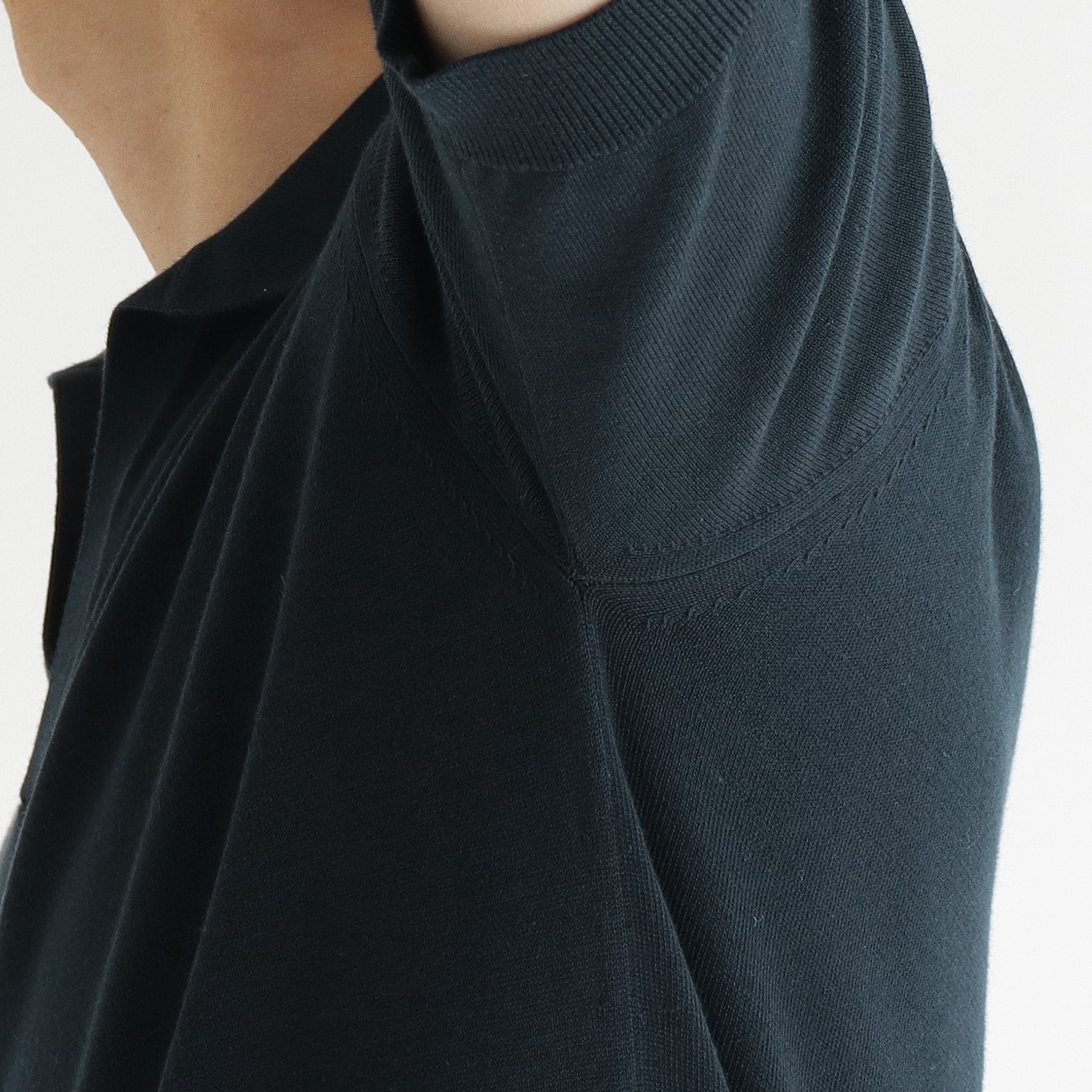 スビンプラチナムスキッパーニットネイビーのアームホールを写したメンズ着用画像