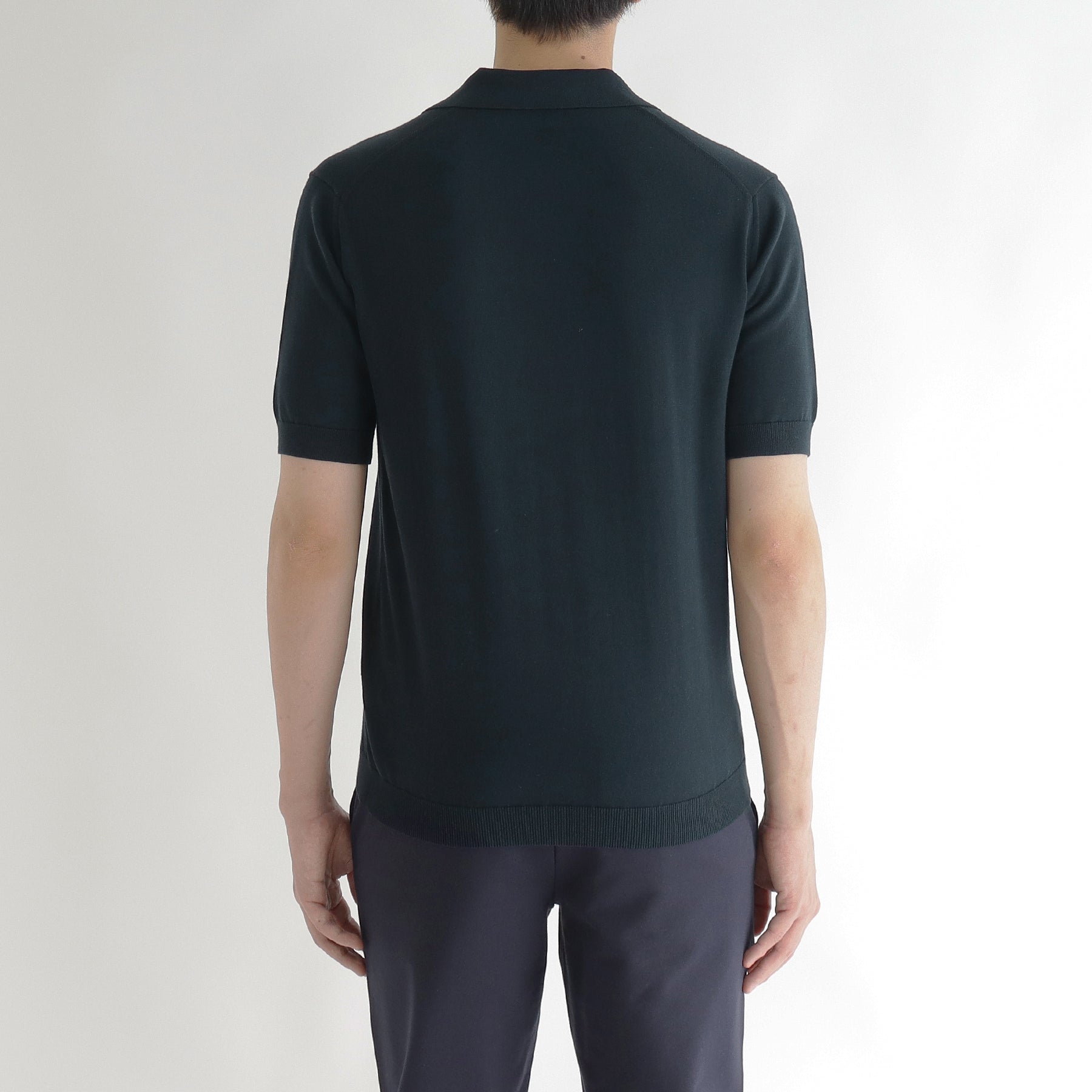 スビンプラチナムスキッパーニットネイビーの背面を写したメンズ着用画像