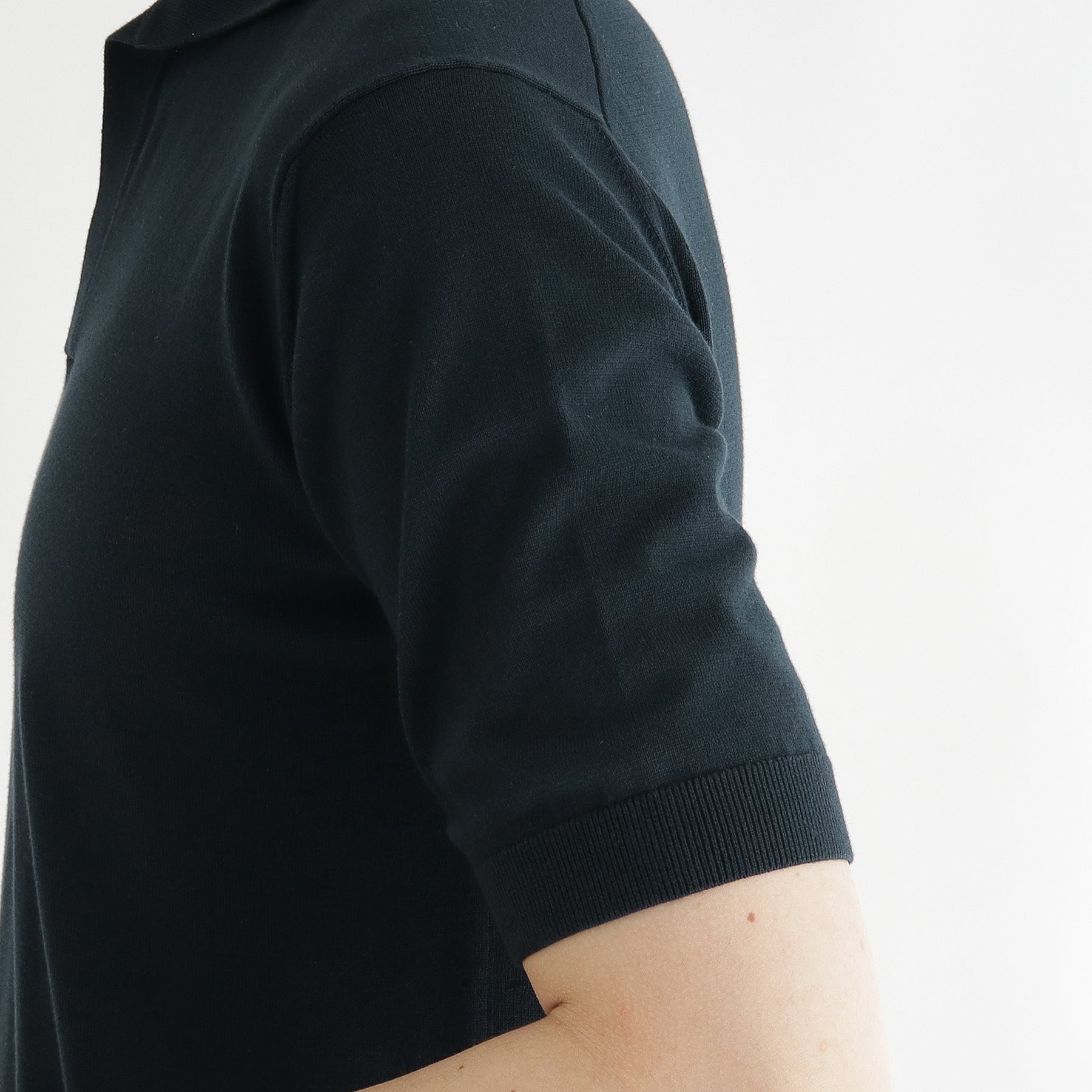 スビンプラチナムスキッパーニットネイビーの袖を写したメンズ着用画像