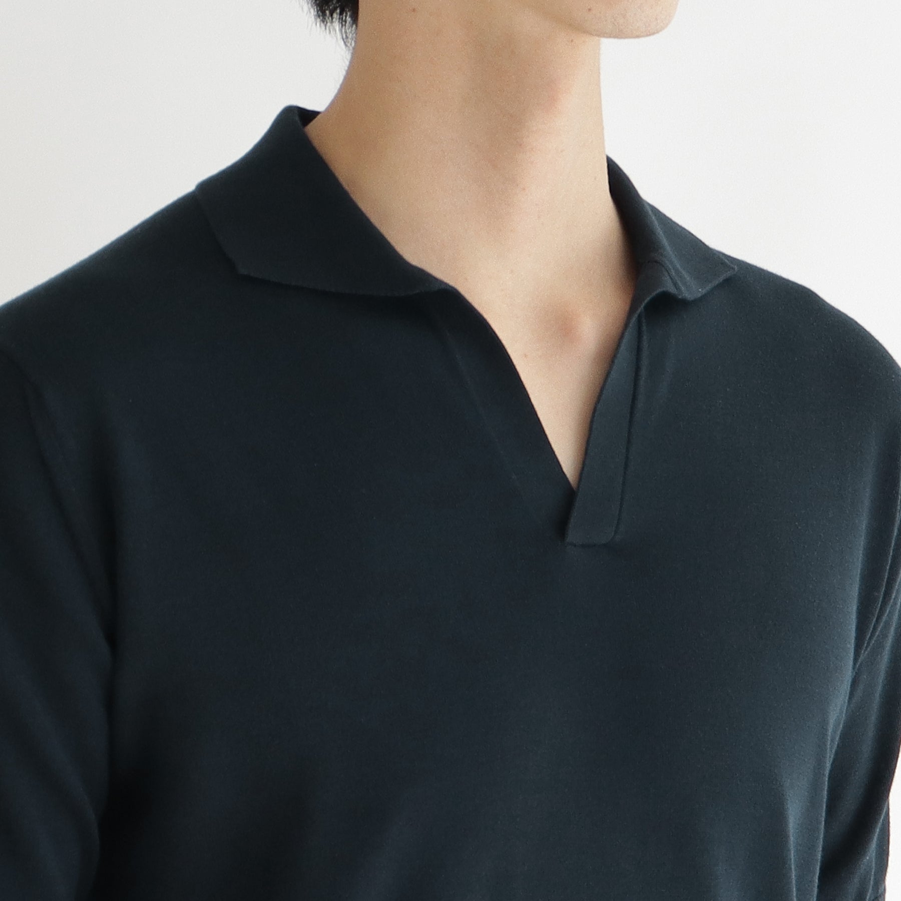 スビンプラチナムスキッパーニットネイビーの首まわりを写したメンズ着用画像