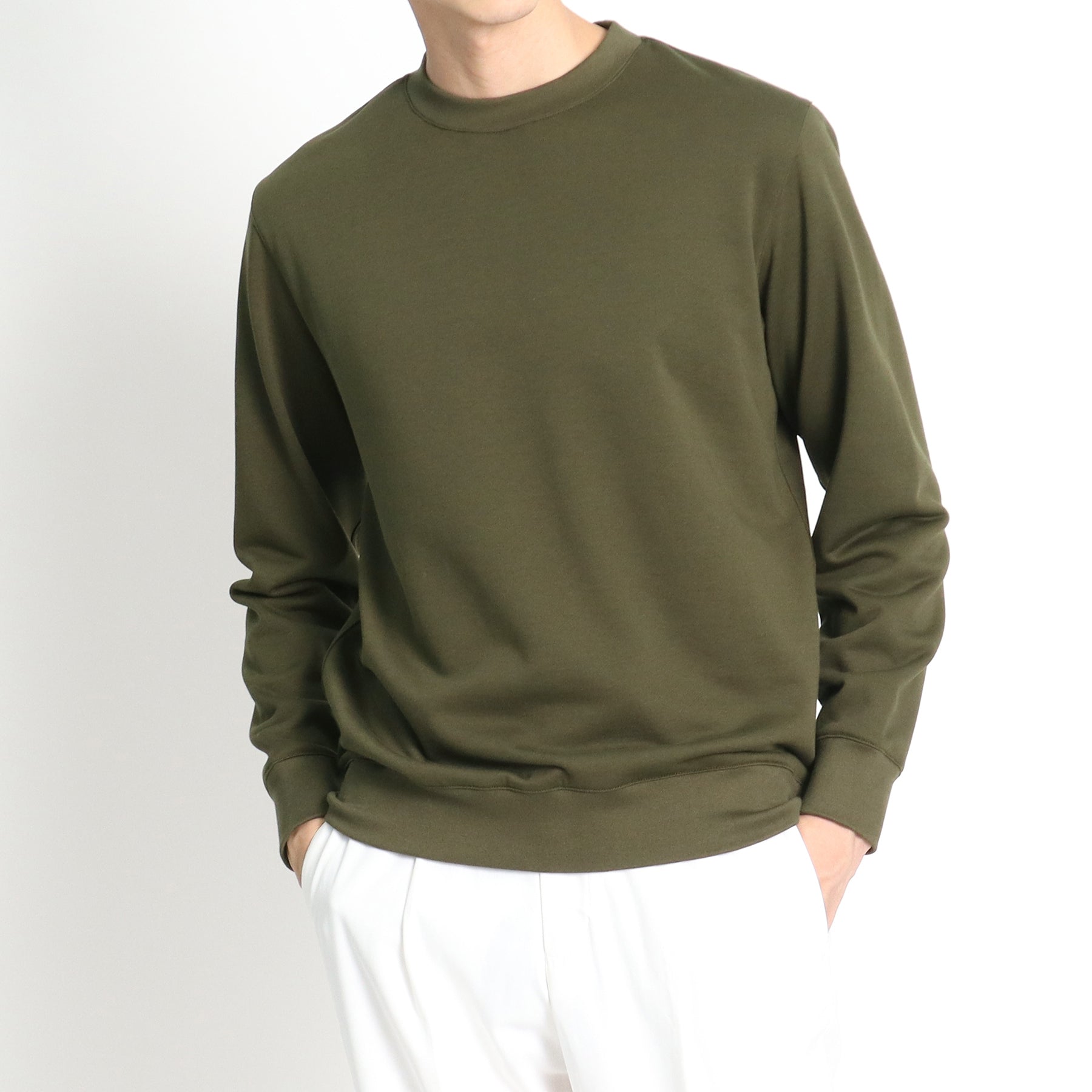 スビンプラチナム裏毛スウェットシャツオリーブのメンズ着用画像バリエーション3