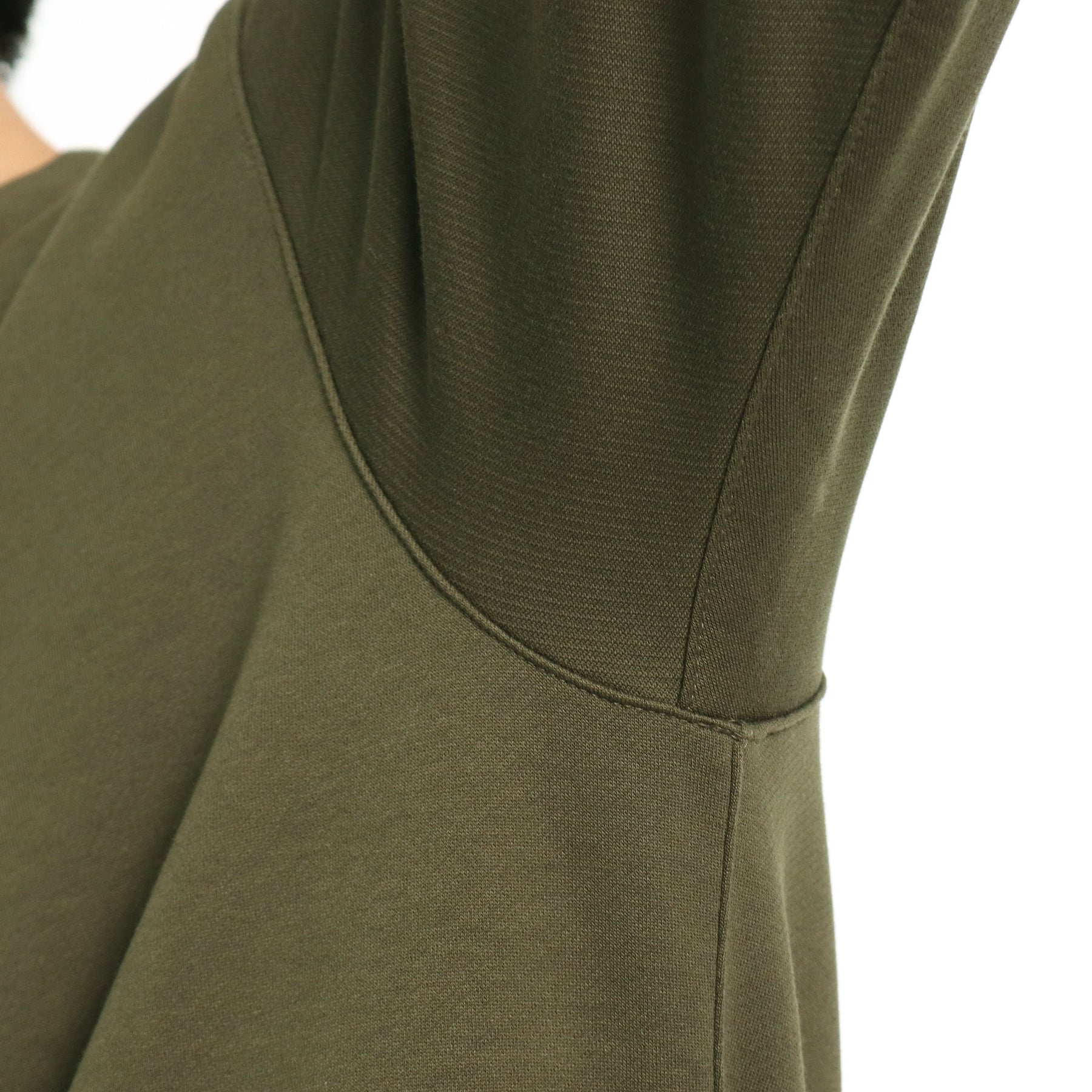 スビンプラチナム裏毛スウェットシャツオリーブのアームホールを写したメンズ着用画像